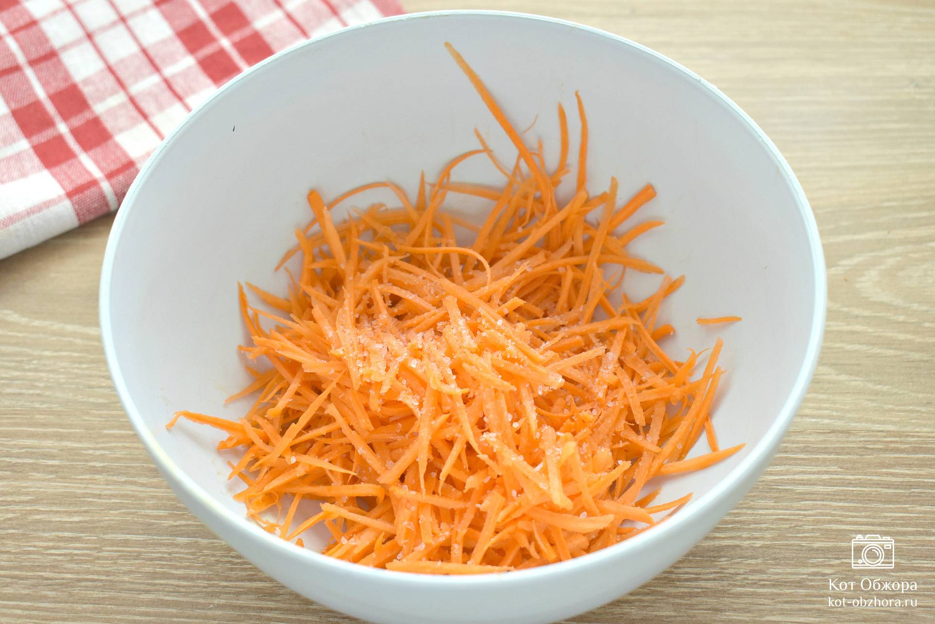 Салат из моркови и свежего огурца