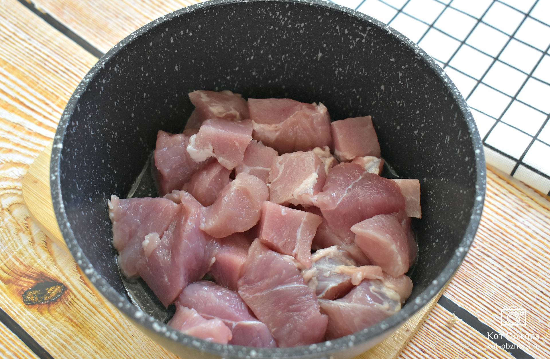 Жареная свинина с луком на сковороде 🧅