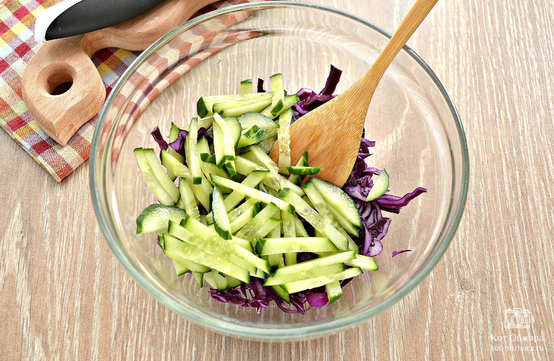 Как приготовить салат с капустой, горошком и огурцом