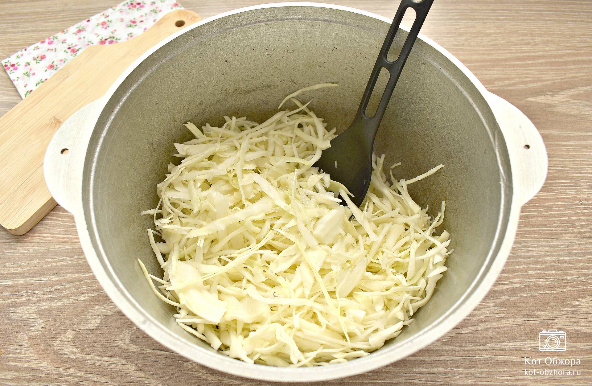 Солянка с капустой и шампиньонами на сковороде — рецепт с фото пошагово