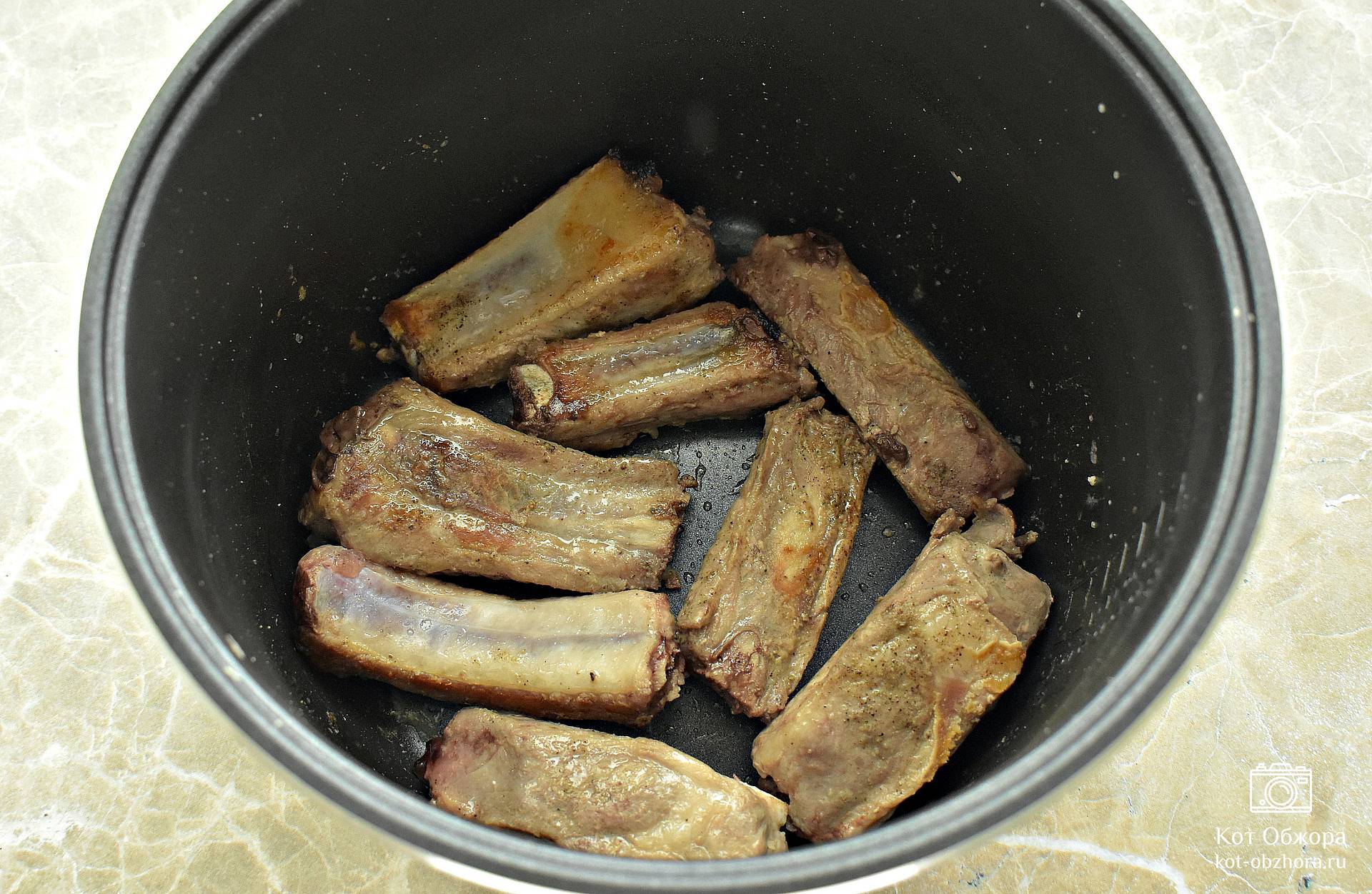 Свиные ребра , тушенные с черносливом и медом в мультиварке