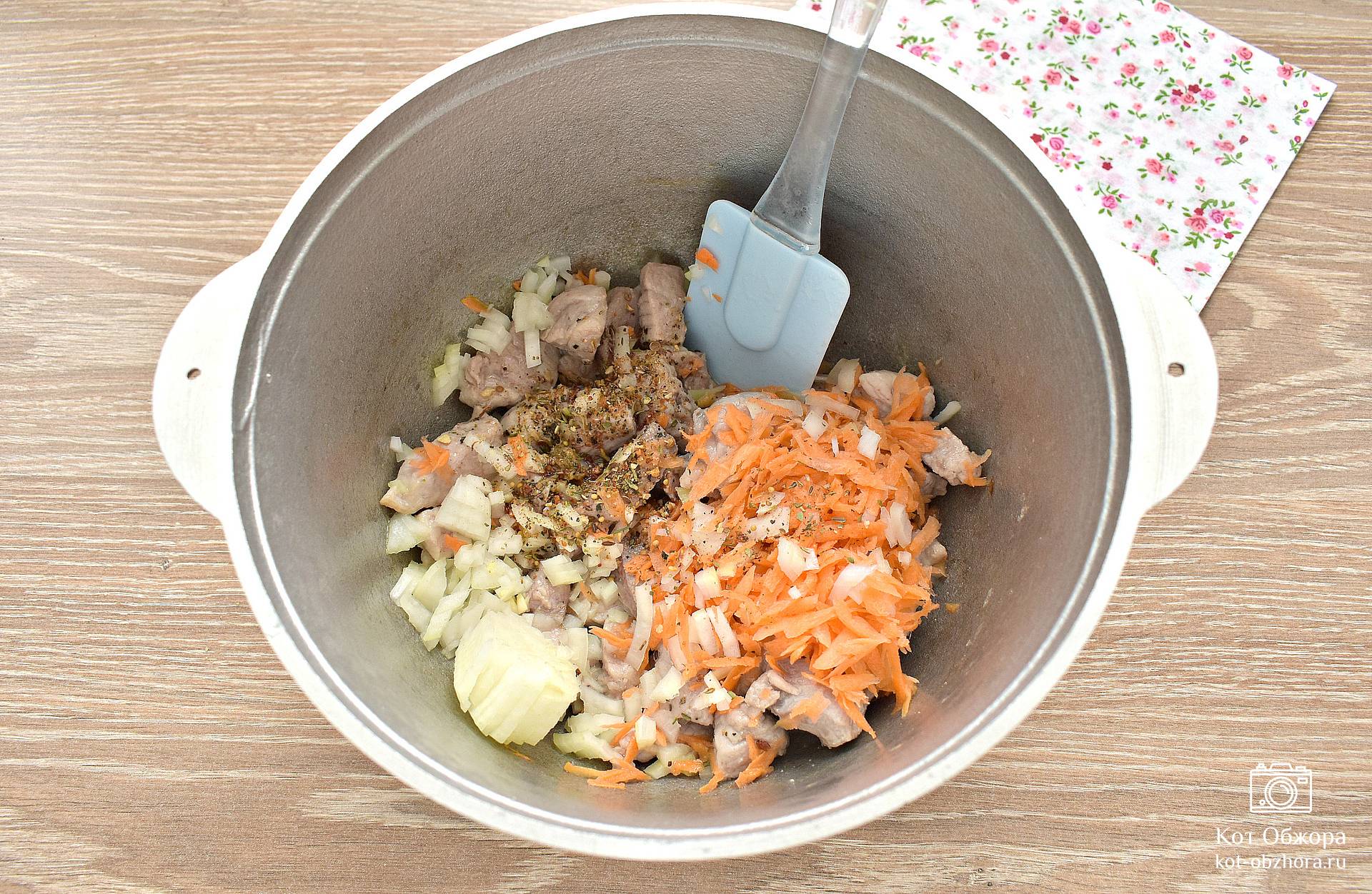 Овощи, тушеные со свининой в казане – пошаговый рецепт приготовления с фото