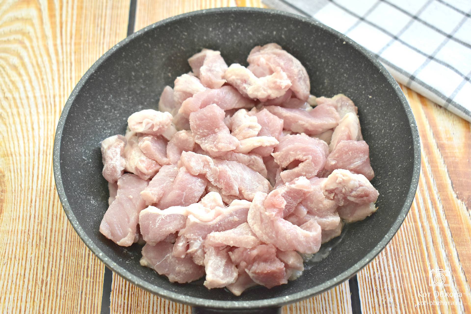 Свинина, вымоченная в молоке, запеченная под сметанным соусом