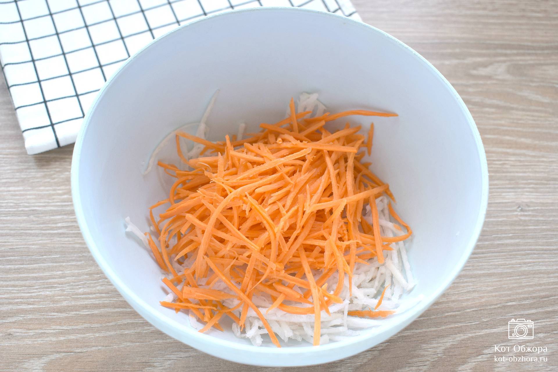 Салат с сыром, морковью и сервелатом