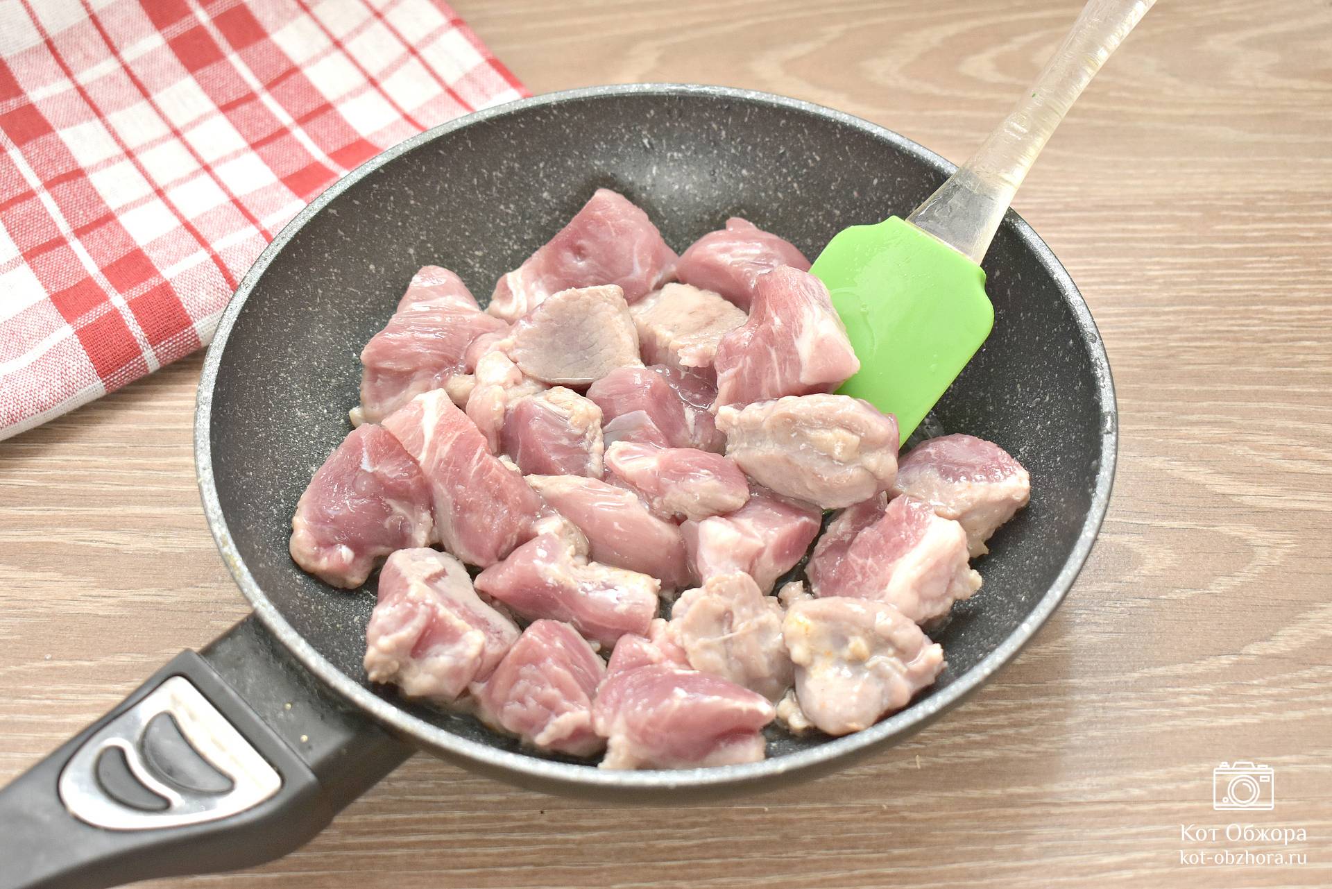 Мясо свинина кусочками на сковороде с луком рецепт фото пошагово и видео