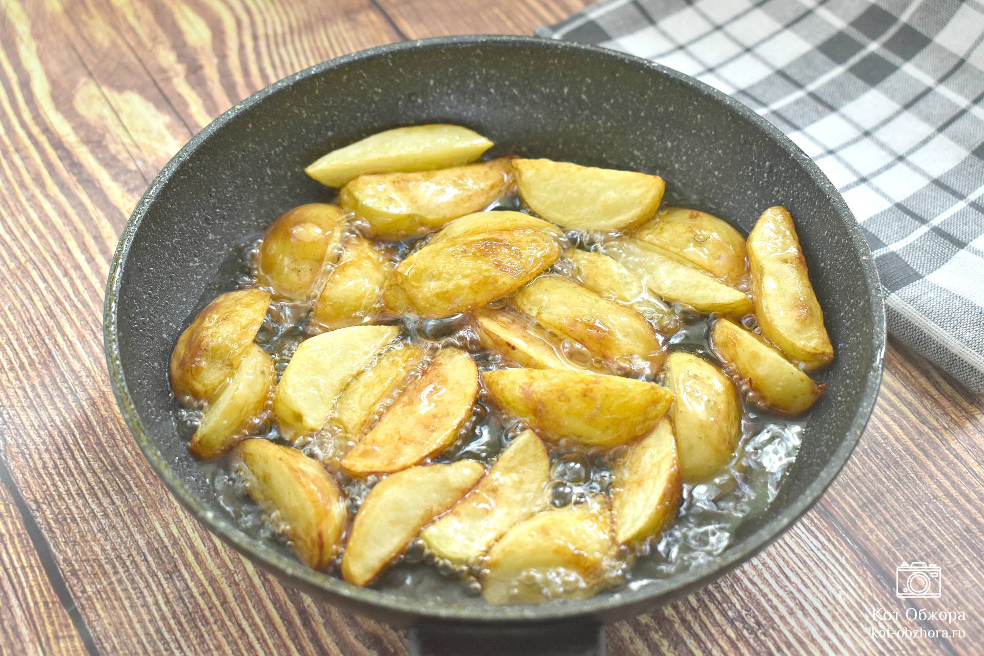 Жареный картофель в беконе на сковороде, рецепты с фото