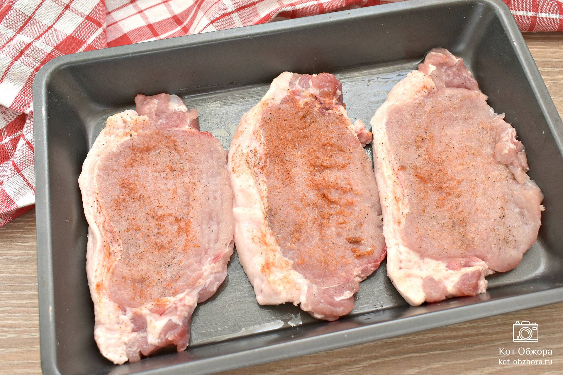 Свинина, запеченная в духовке с помидорами и сыром «Гармошка», вкусный рецепт мяса в фольге!