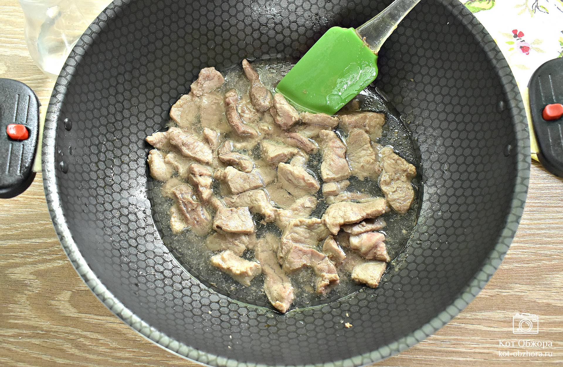 Свинина с картошкой и томатом на сковороде - рецепт с фотографиями - Patee. Рецепты