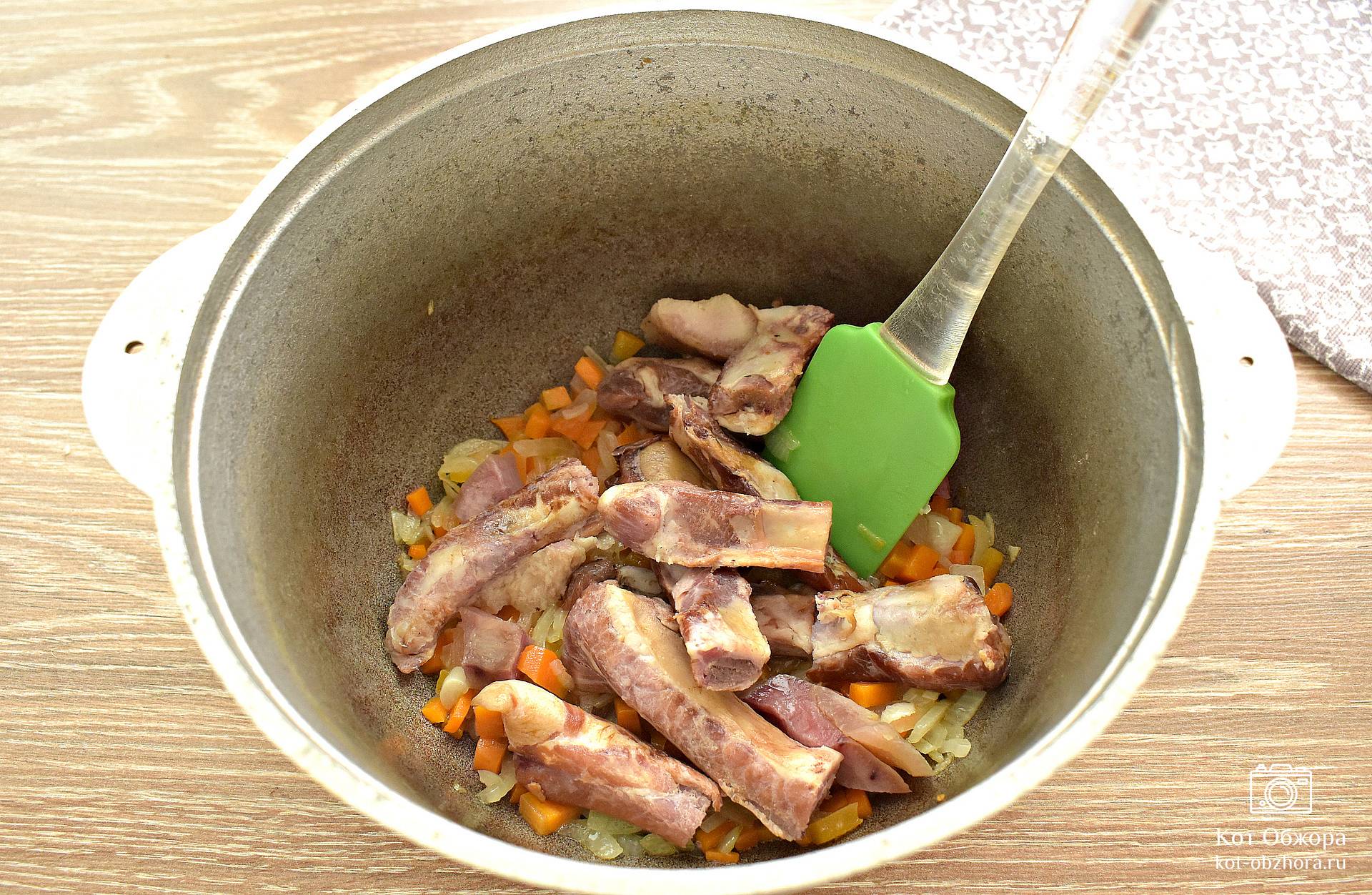 Свиные ребрышки на сковороде с чесноком и луком