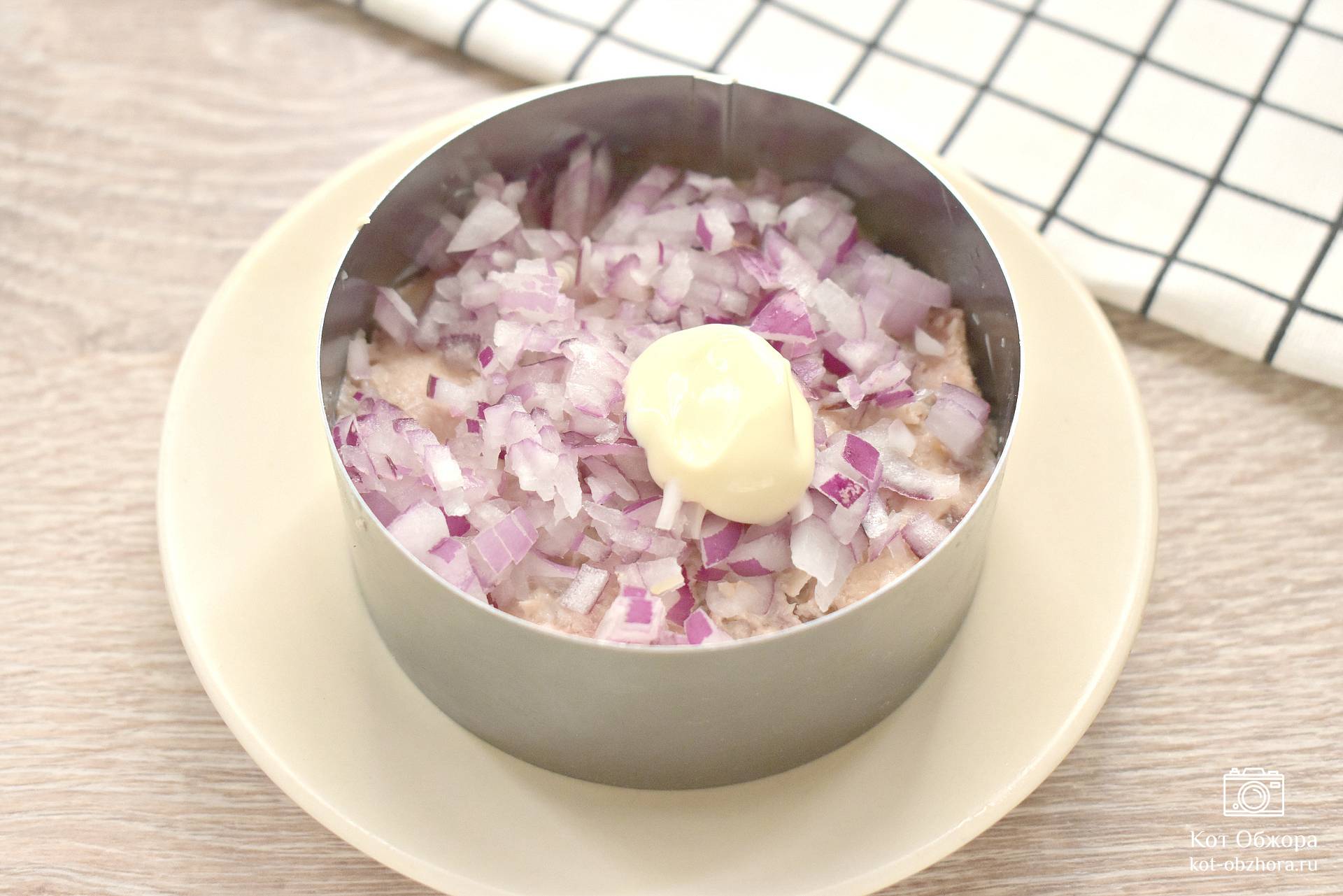 Салат Мимоза с рисом и консервой с сыром - рецепт с фото пошагово