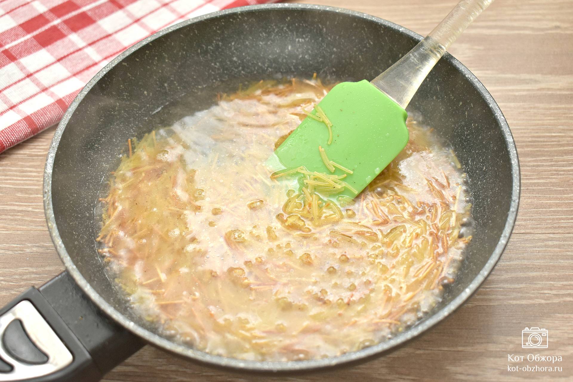 Жареные макароны на сковороде | Простой рецепт с фото
