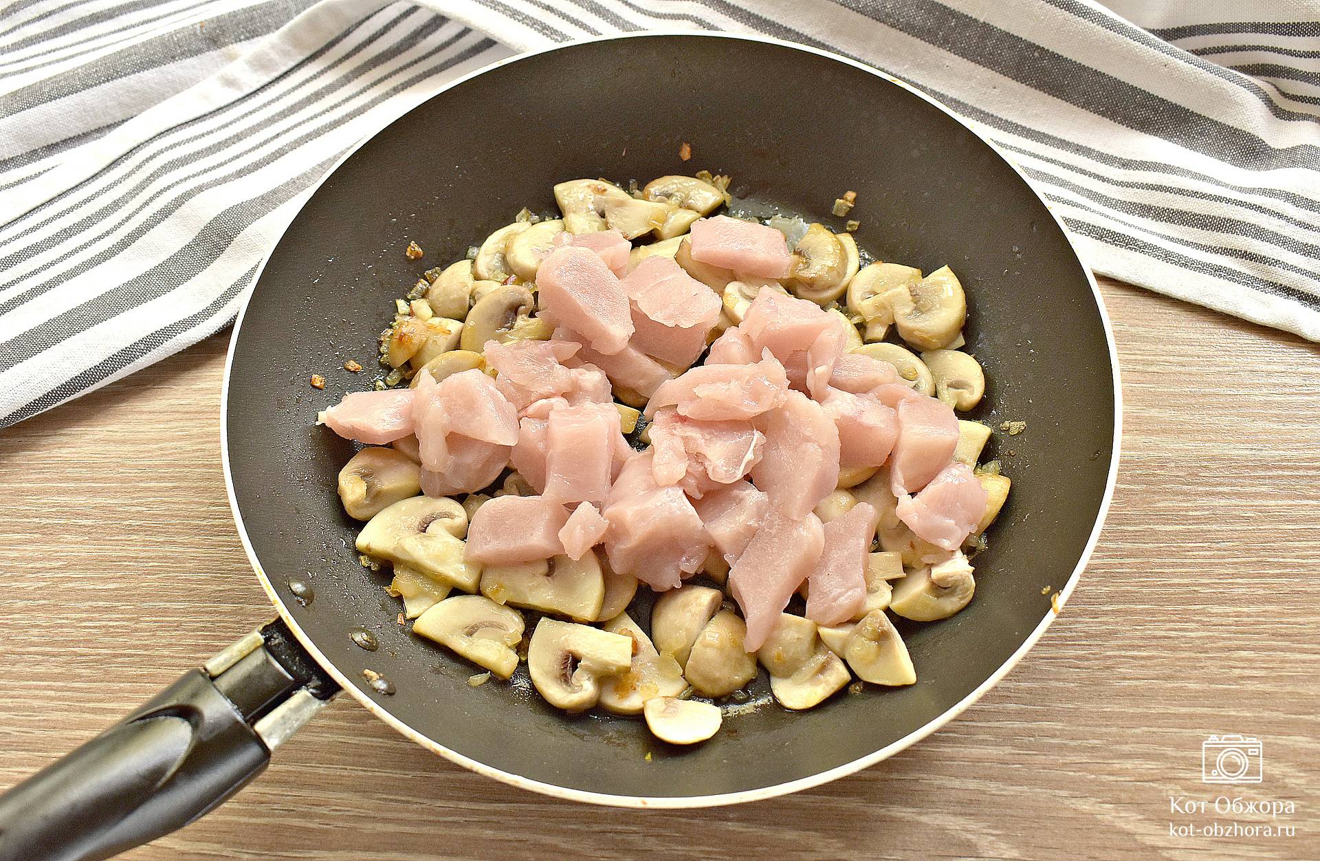 Куриное филе с шампиньонами в сковороде, рецепт с фото — горыныч45.рф