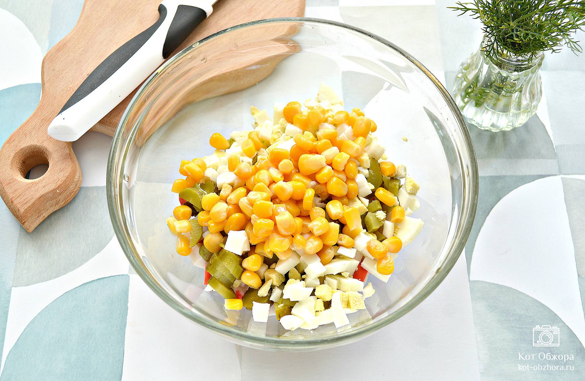 Салат с кукурузой и солеными огурцами