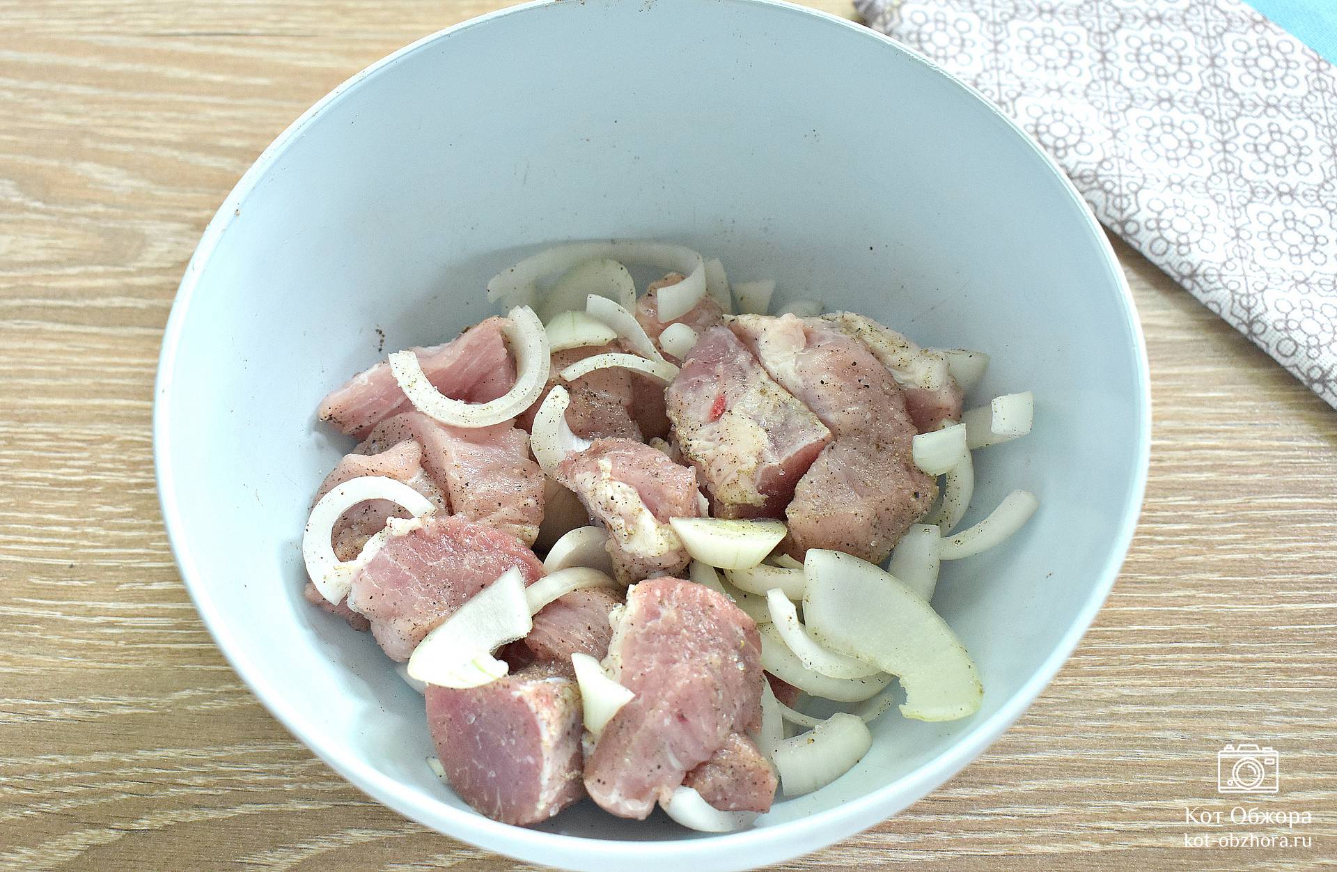 Сочный шашлык из свинины на шпажках в духовке