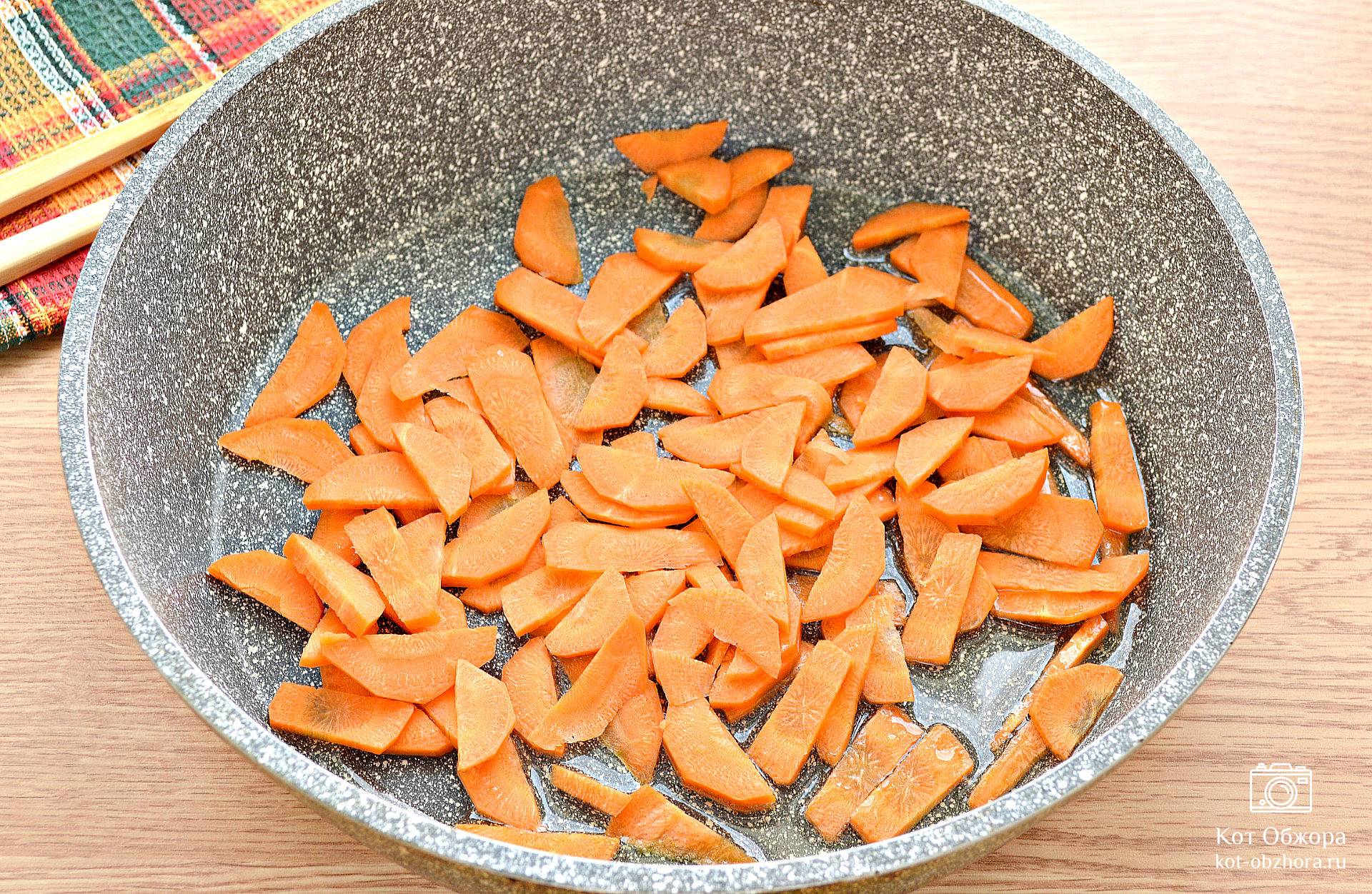 Рецепт горбуши с овощами на сковороде. Морковь нарезанная. Горбуша тушеная на сковороде.