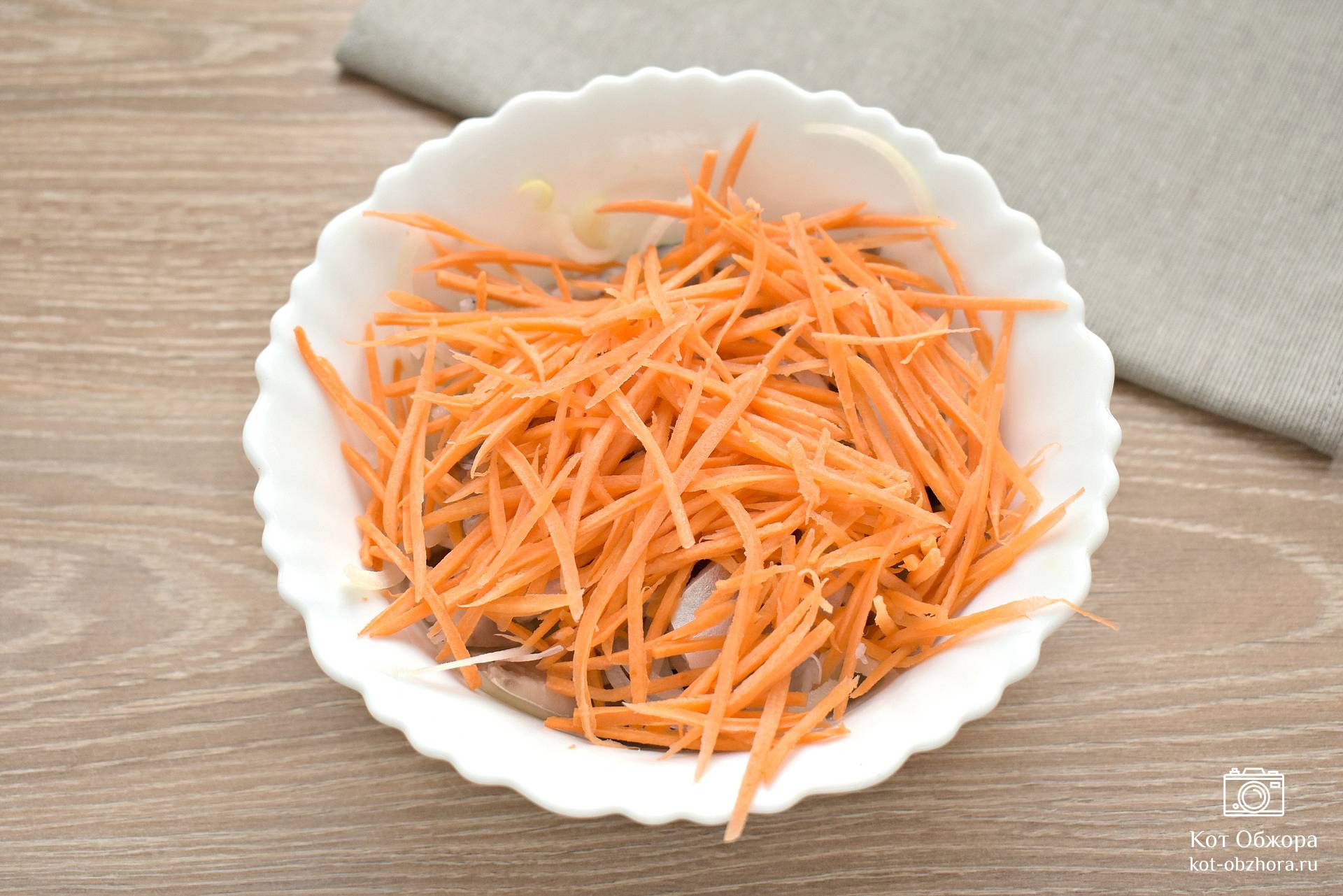 Рыба с корейской морковью – кулинарный рецепт