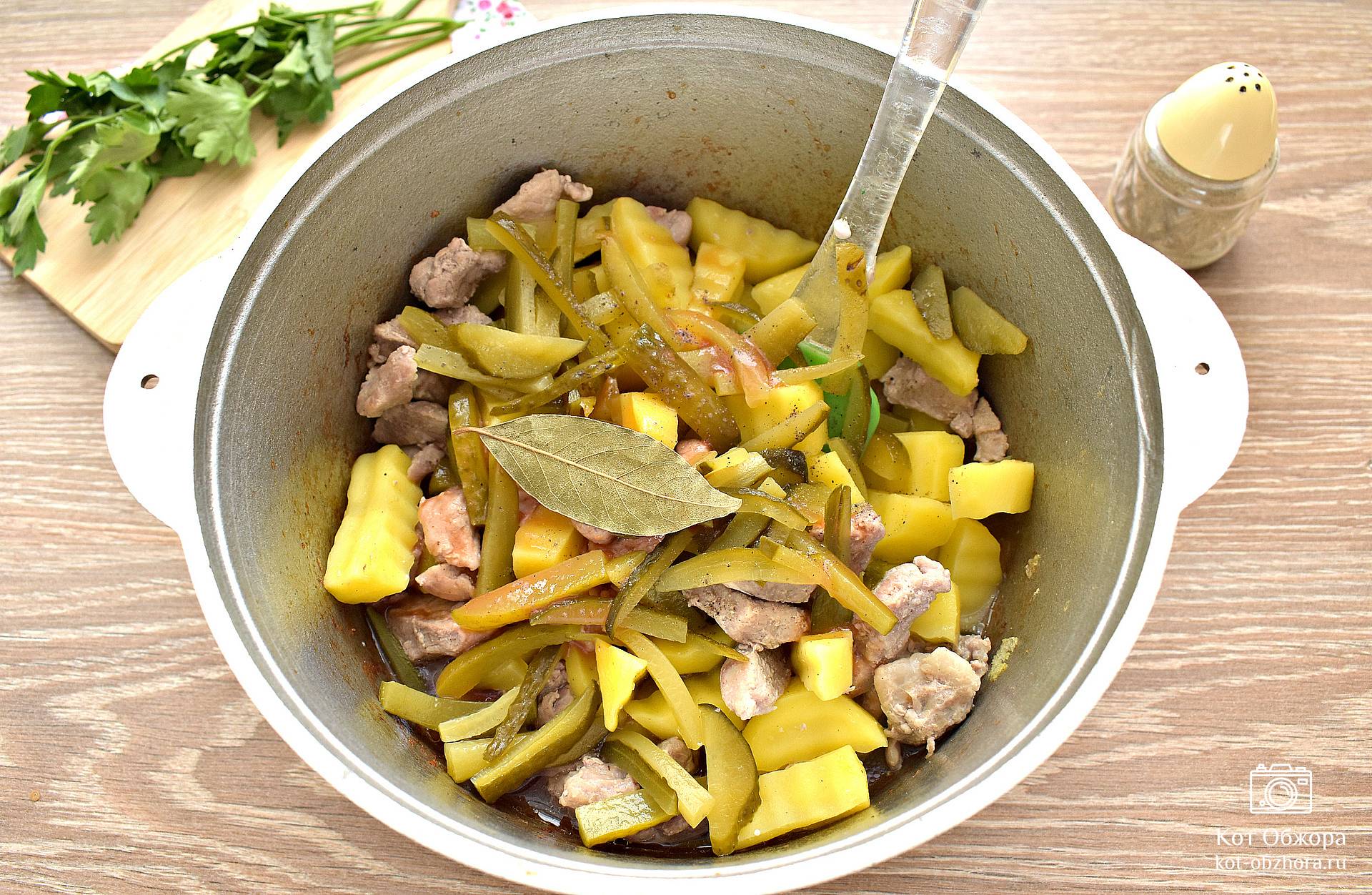 Азу из свинины с солеными огурцами и томатной пастой – пошаговый рецепт приготовления с фото