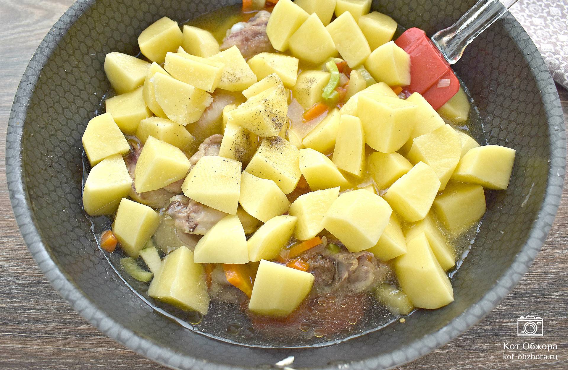 Овощное рагу с курицей, кабачками и картошкой