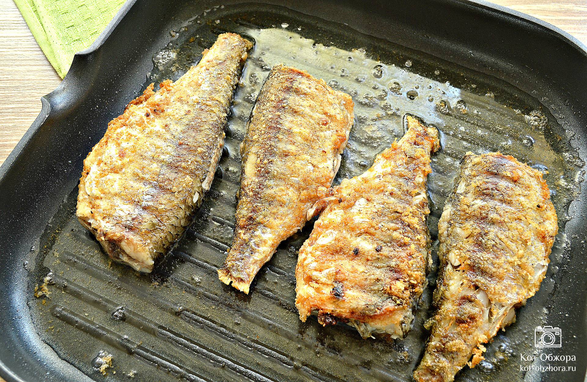 Жареная рыба в панировке на сковороде гриль
