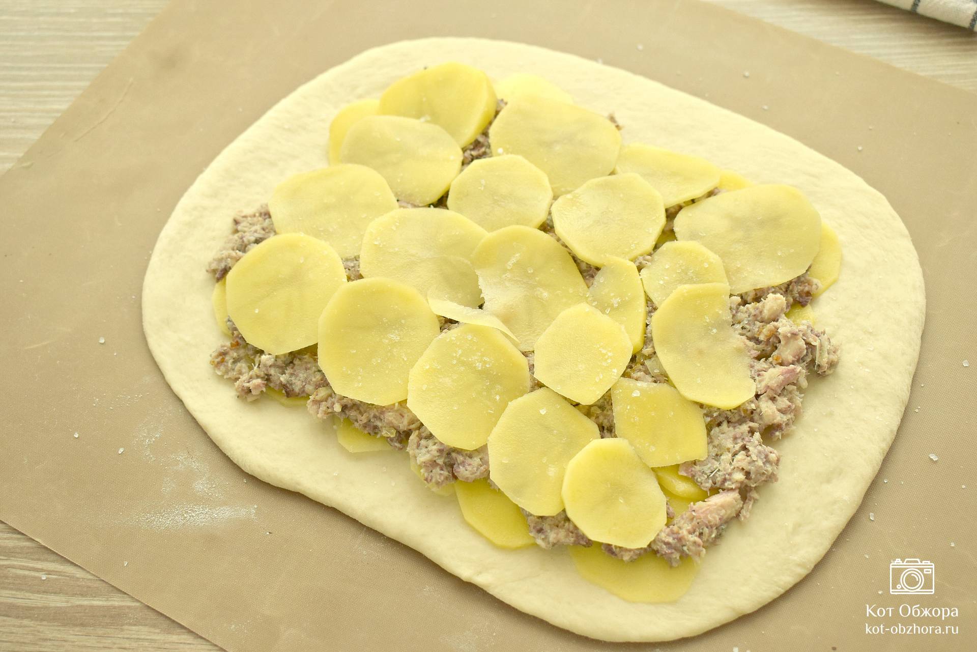 Простой и вкусный рыбный пирог с картошкой