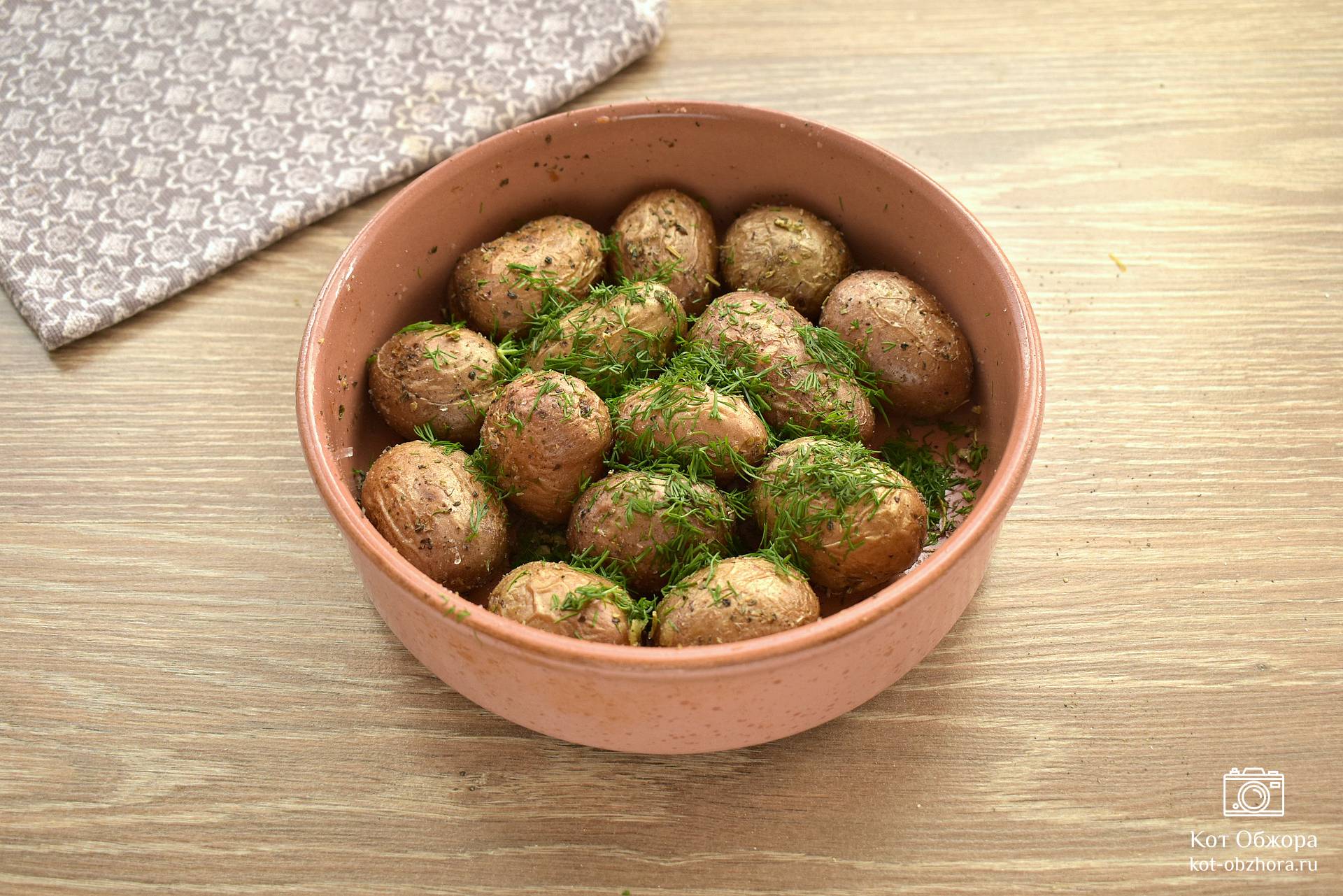 Молодой картофель в духовке с чесноком – пошаговый рецепт с фото