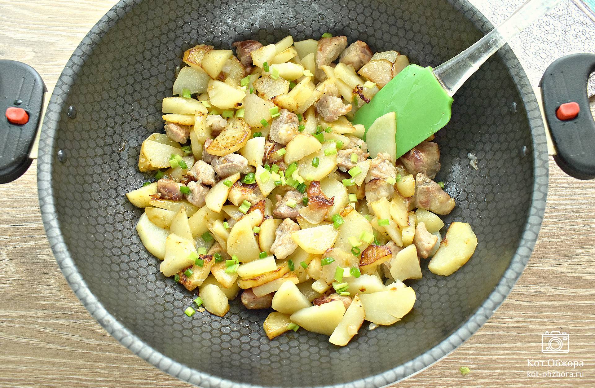 Жареная картошка с грибами - простой и вкусный рецепт с пошаговыми фото