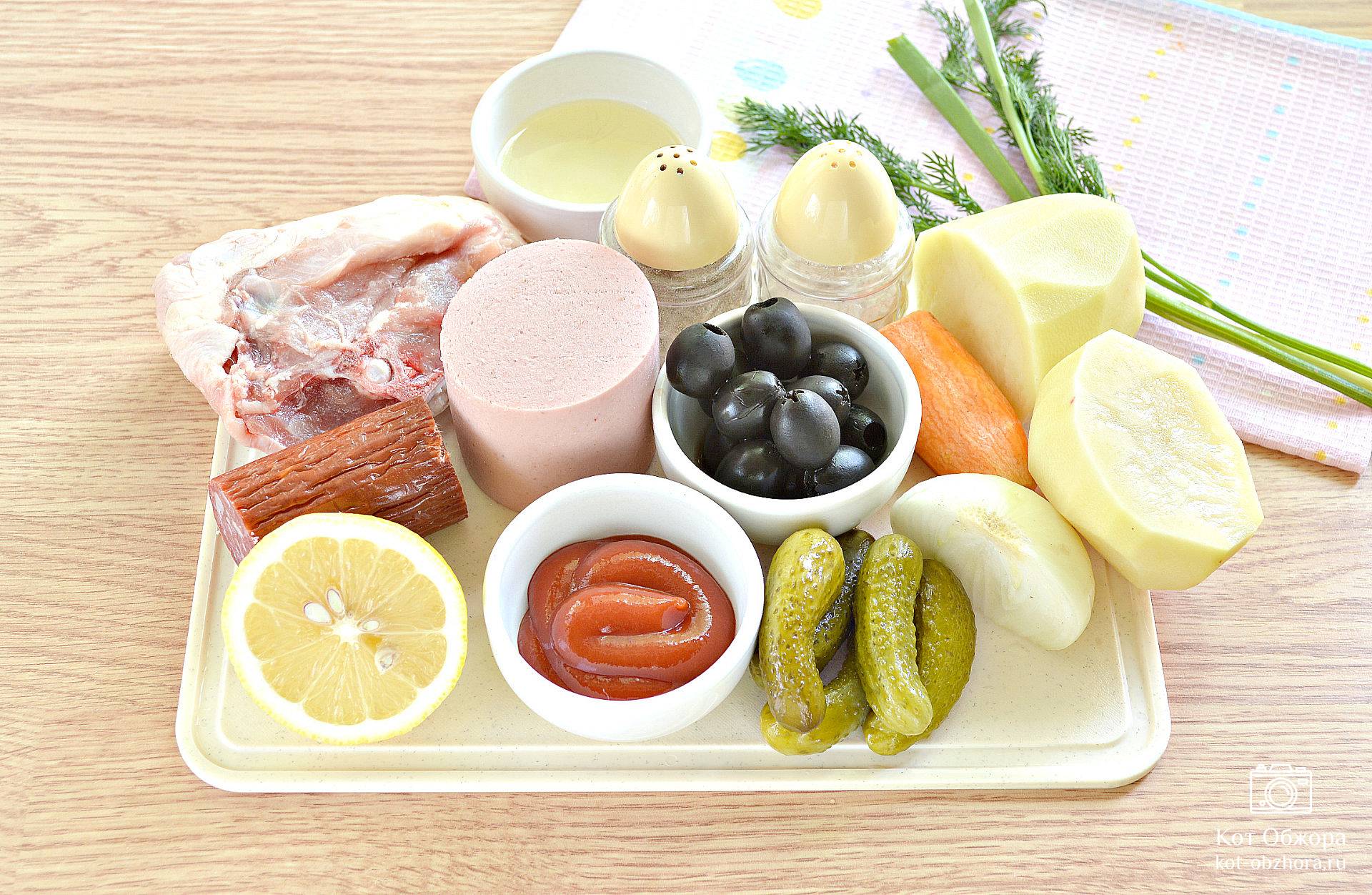 Солянка со свининой, колбасой и маслинами. Рецепт с фото