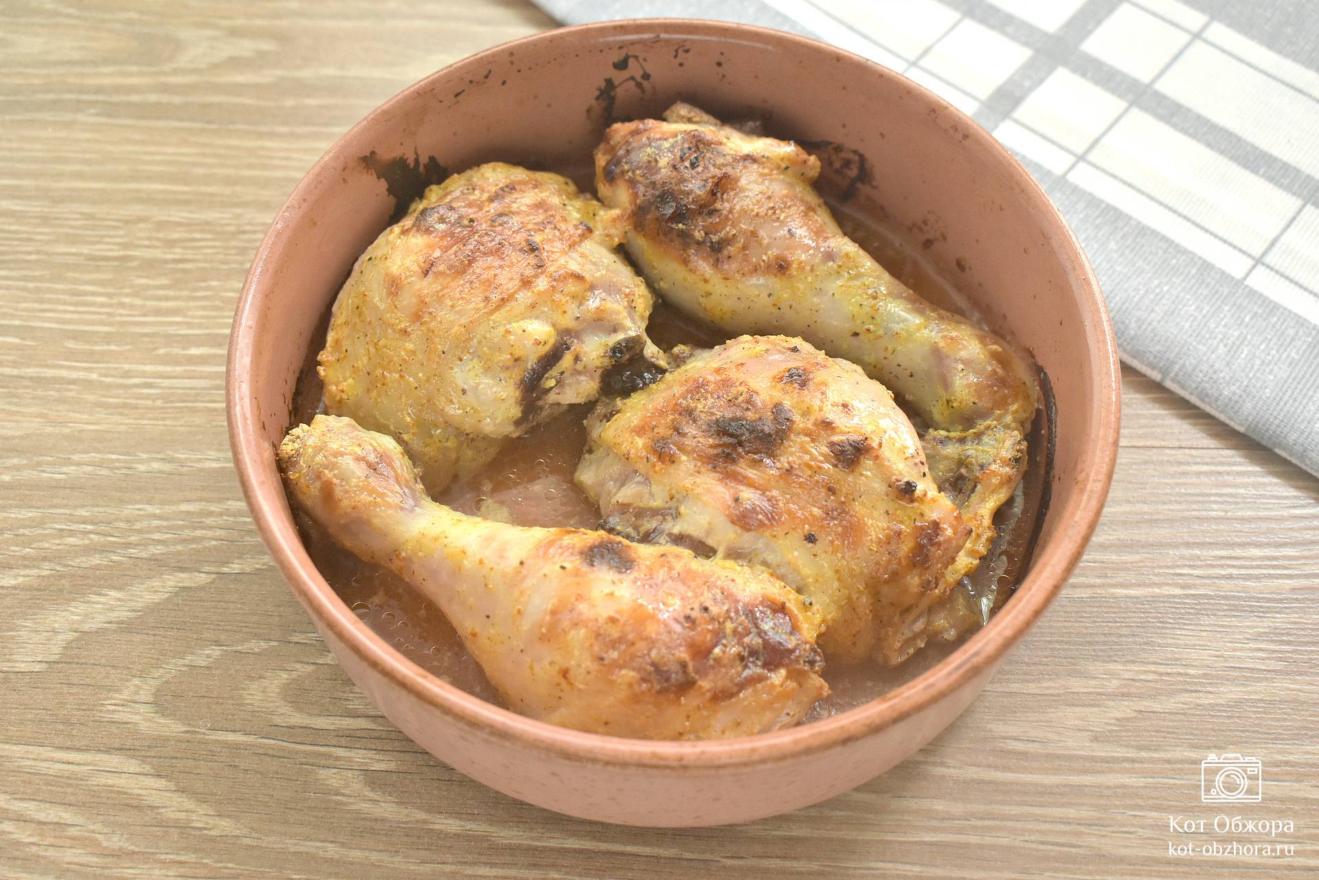 Куриные бедрышки в сметанном соусе, пошаговый рецепт на ккал, фото, ингредиенты - Лоранталаса