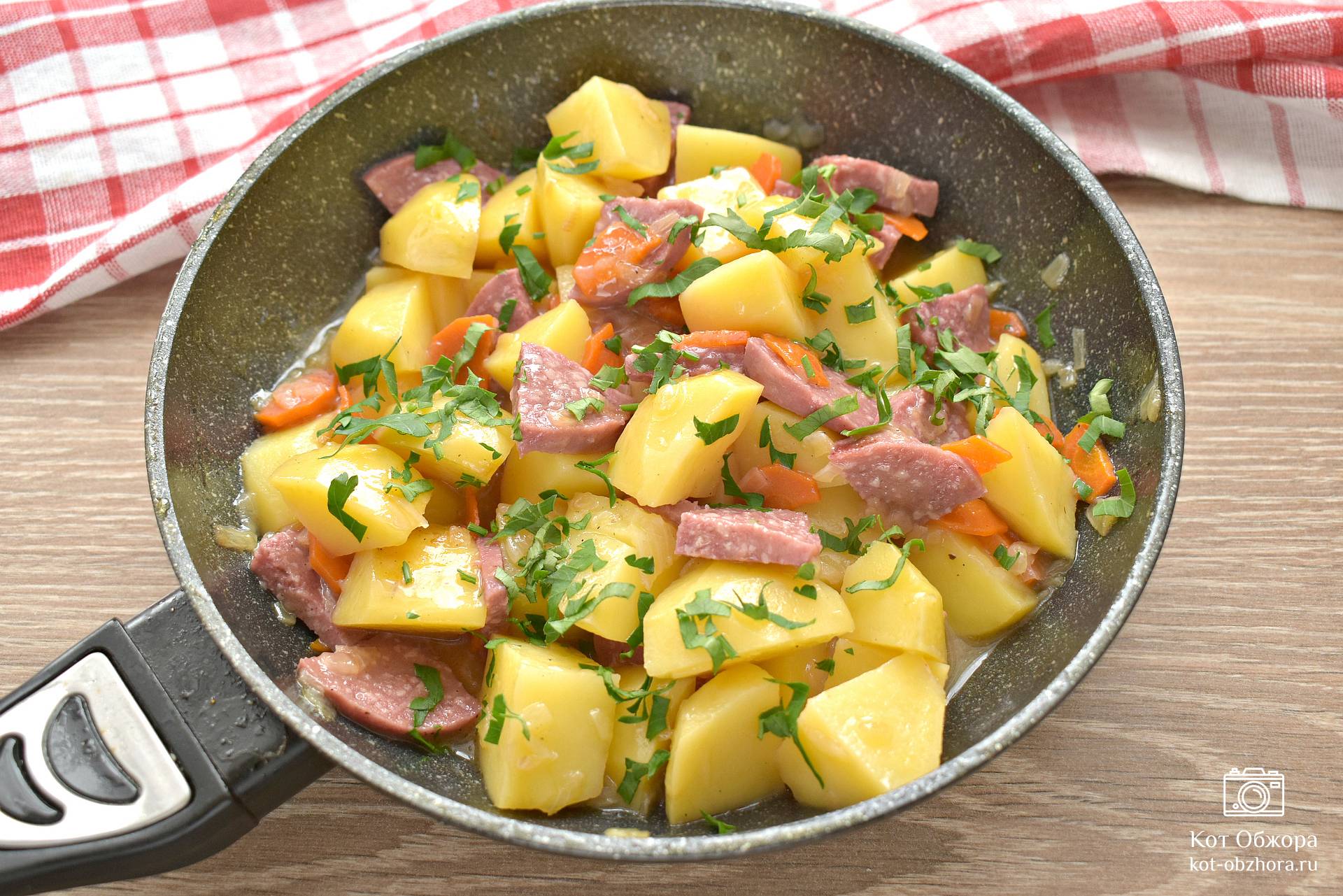 Запеченная картошка с колбасой на сковороде