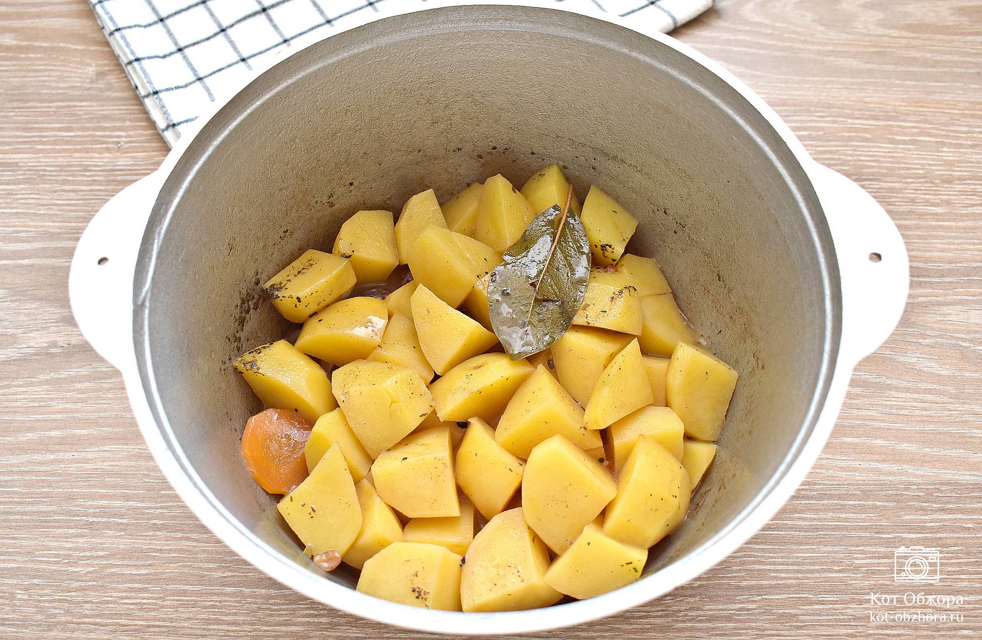 Говядина тушеная с картошкой на сковороде - классический рецепт с пошаговыми фото