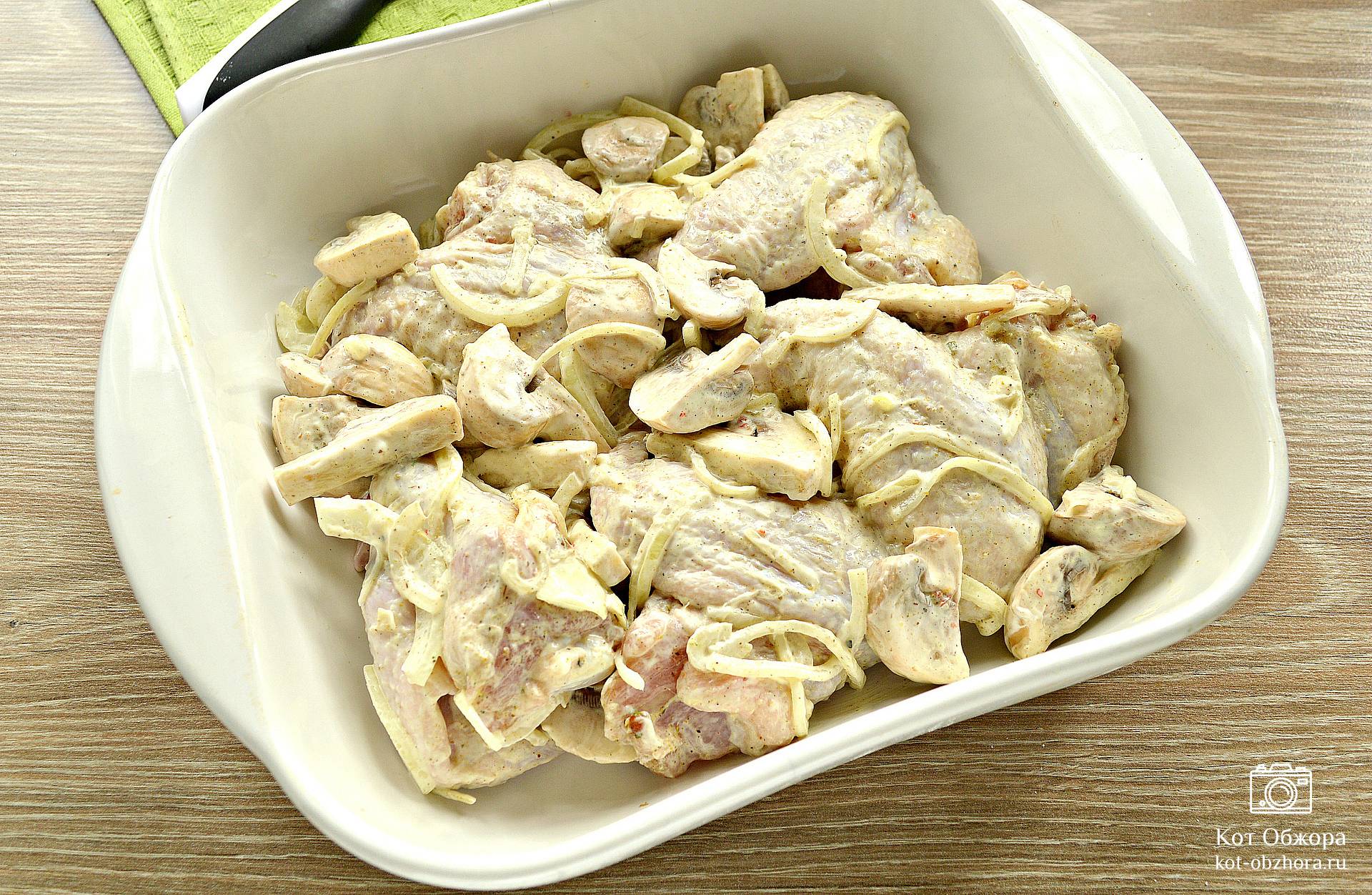 Рецепт: Куриные крылышки тушеные | в сметанном соусе, с грибами