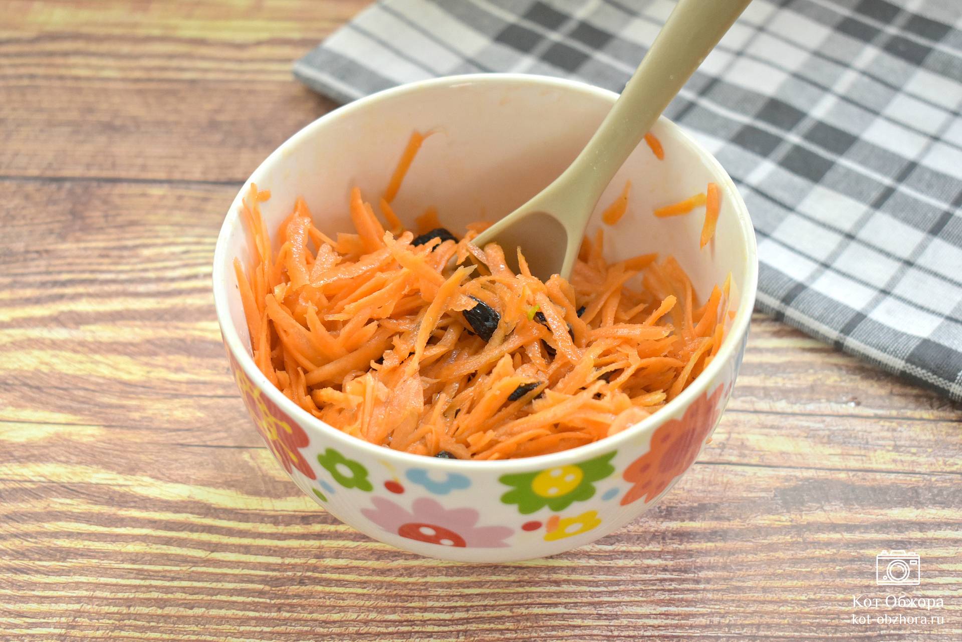 Салат с морковью, сыром и изюмом - рецепт с фото