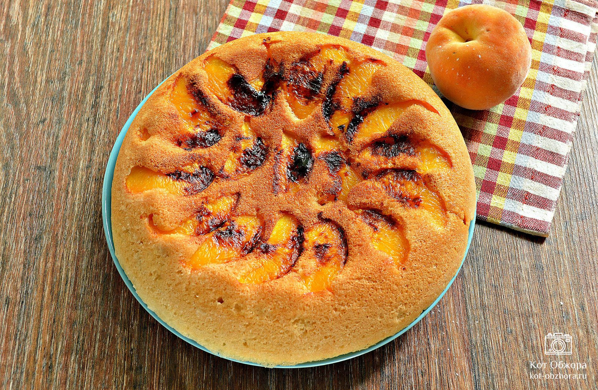 Рецепт ароматной шарлотки с персиками