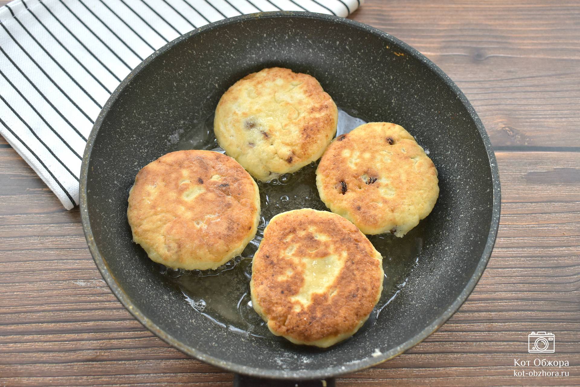 Сырники с изюмом на сковороде — пошаговый рецепт с фото