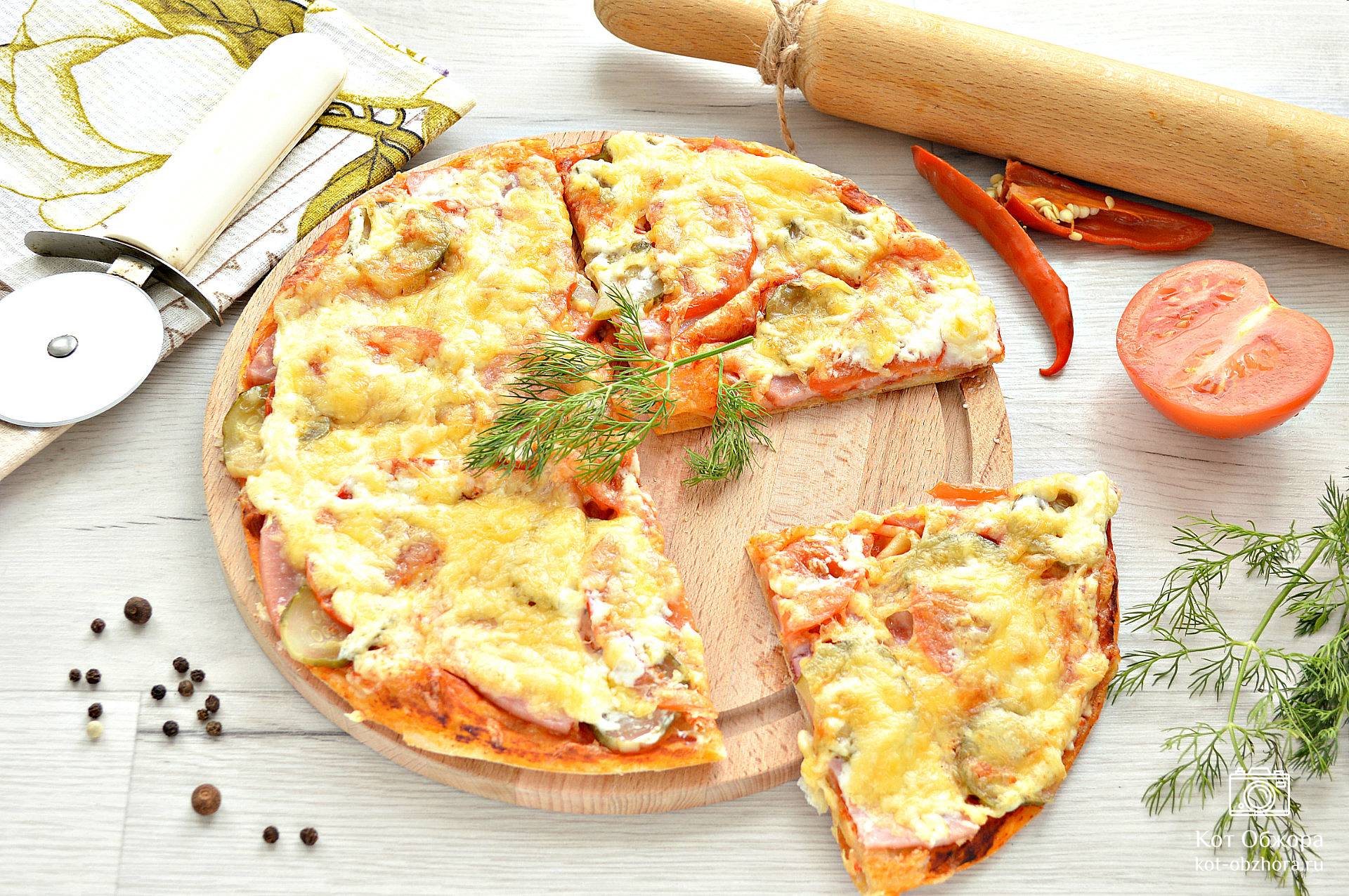Пицца с ветчиной, сыром и соленым огурцом