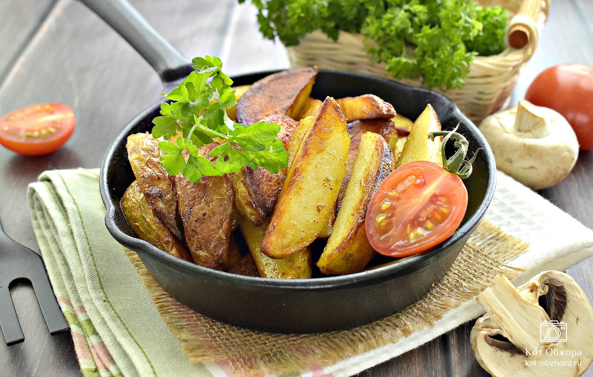Картошка по-деревенски на сковороде — рецепт с фото