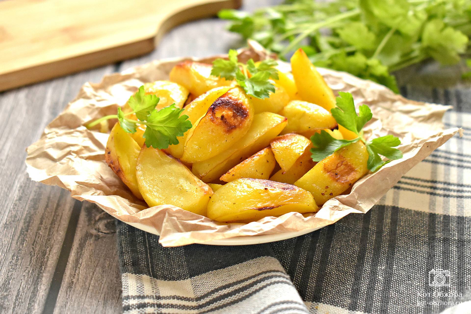 Картофель, запеченный в фольге с чесночным соусом