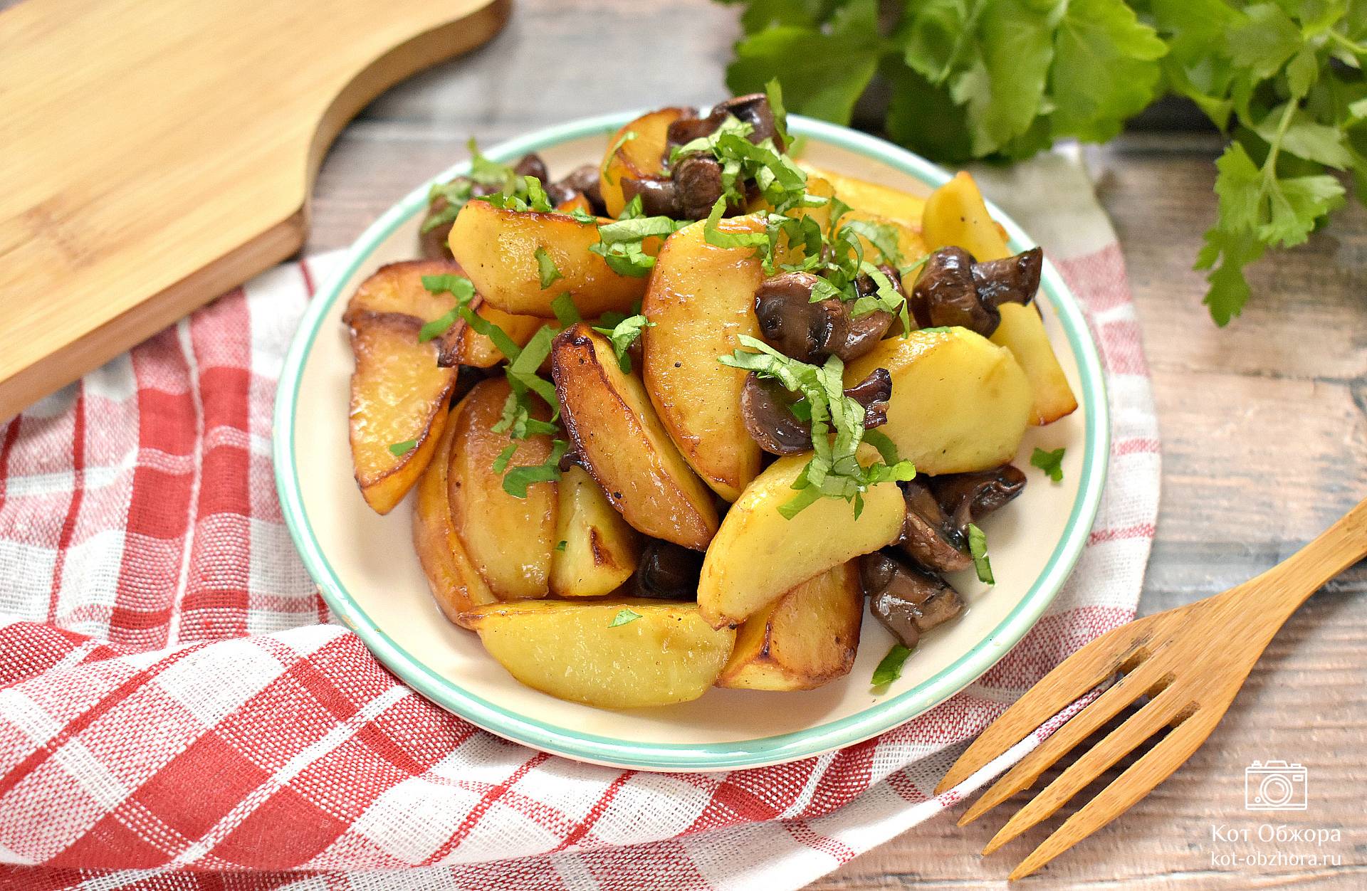 Жареная картошка с грибами на сковороде.