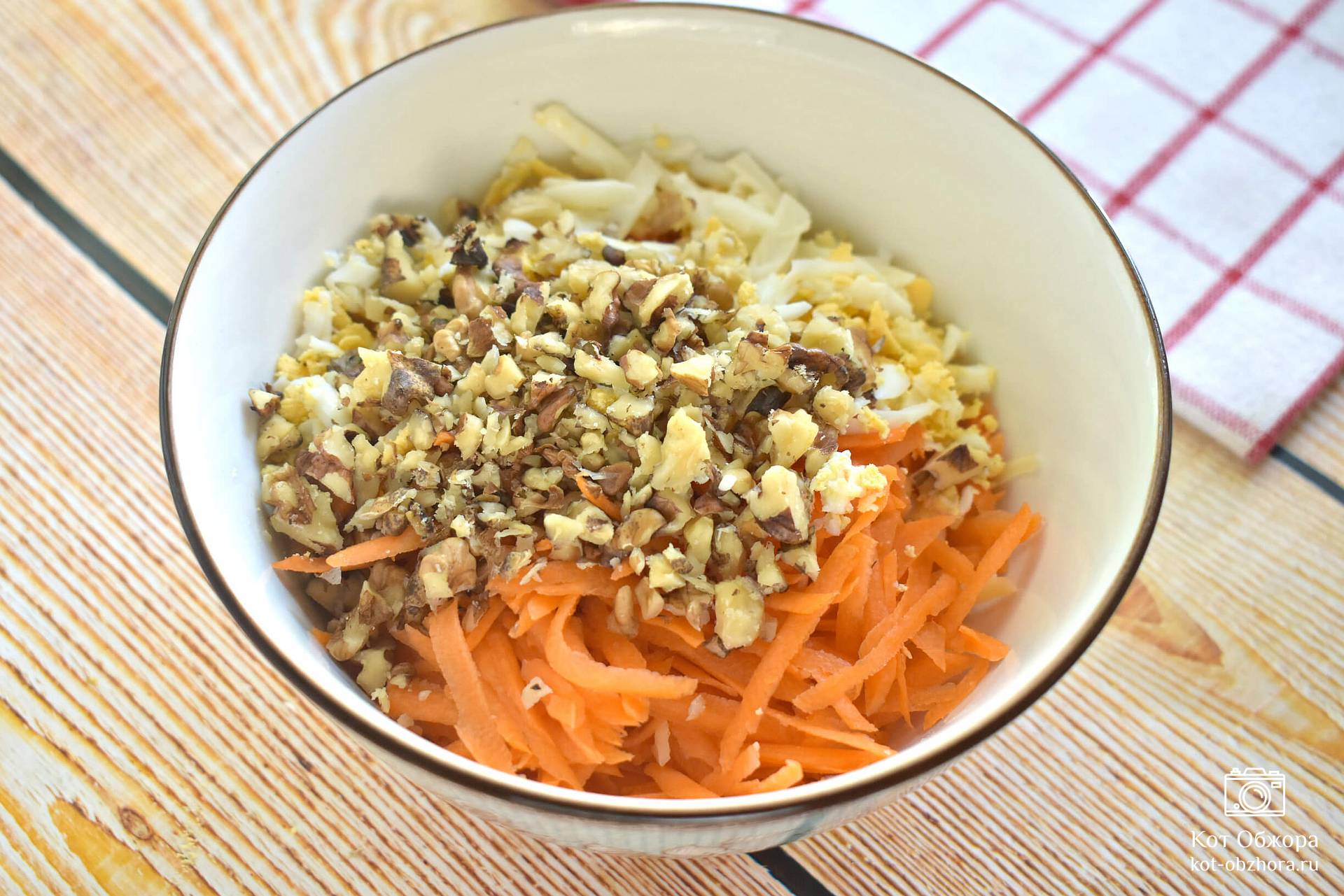Салат из моркови с чесноком и орехами. Вкусная морковь с грецкими орехами