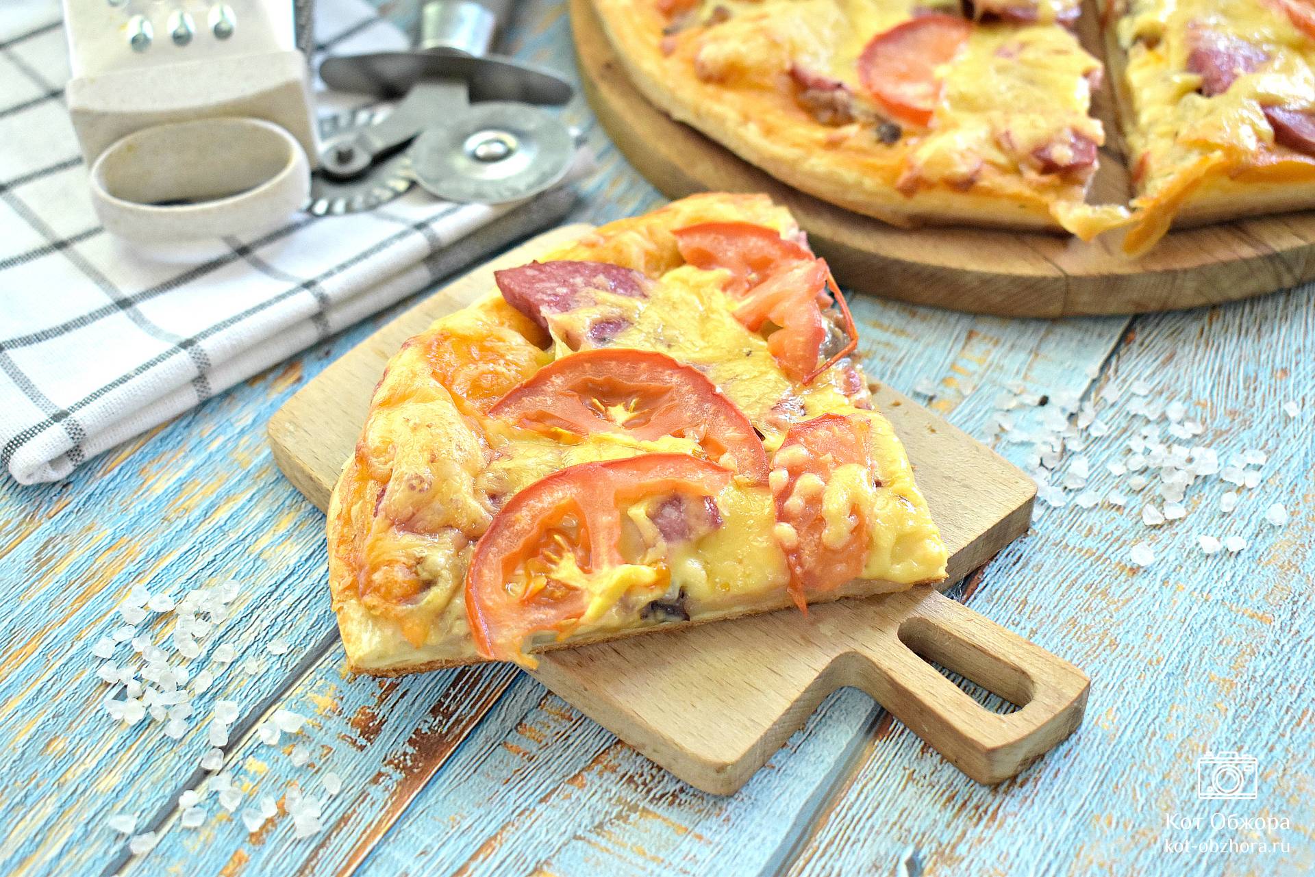 Пицца с колбасой, помидорами и сыром в духовке