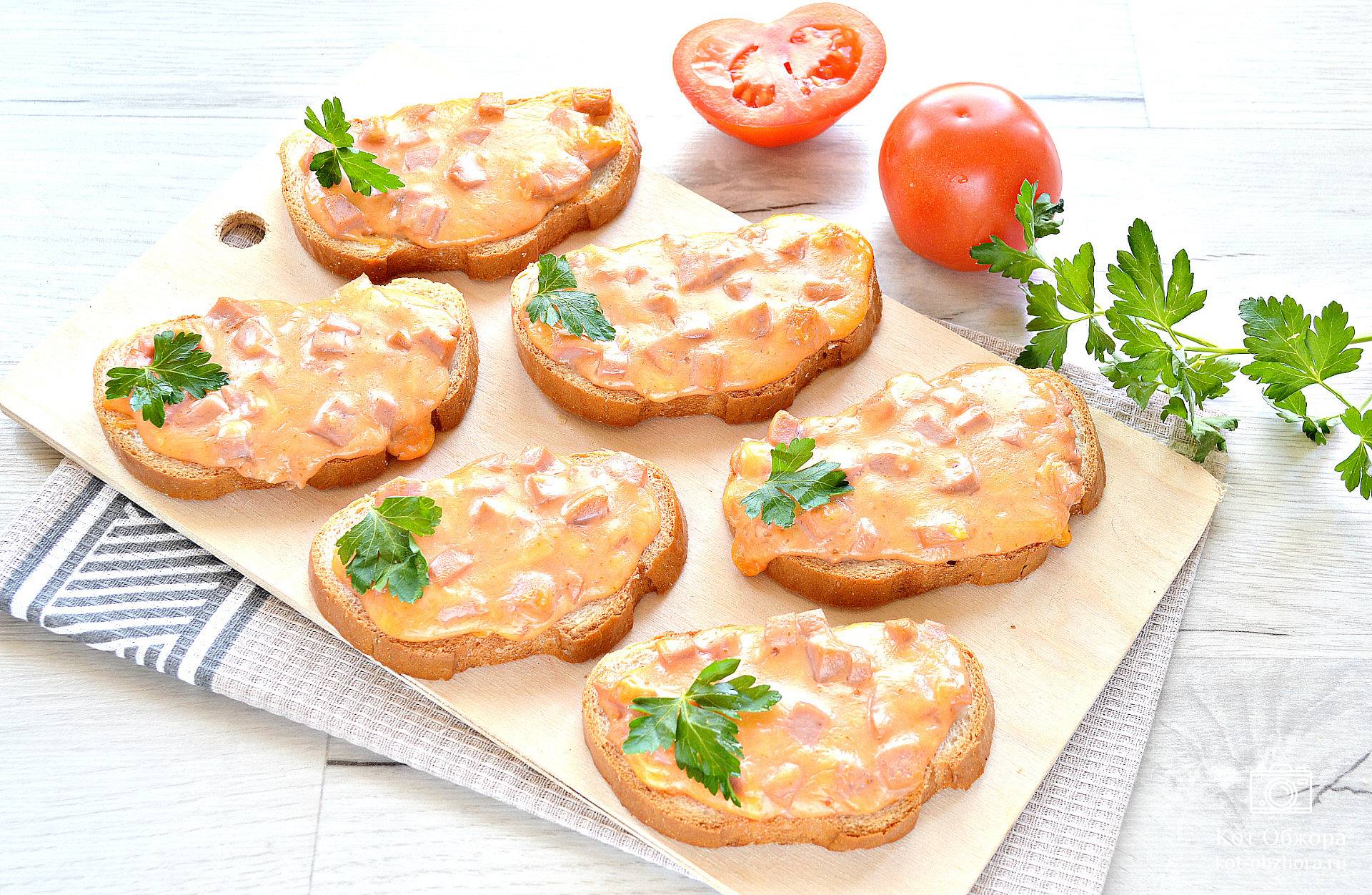Горячие бутерброды с колбасой и яйцом на сковороде: рецепт с фото