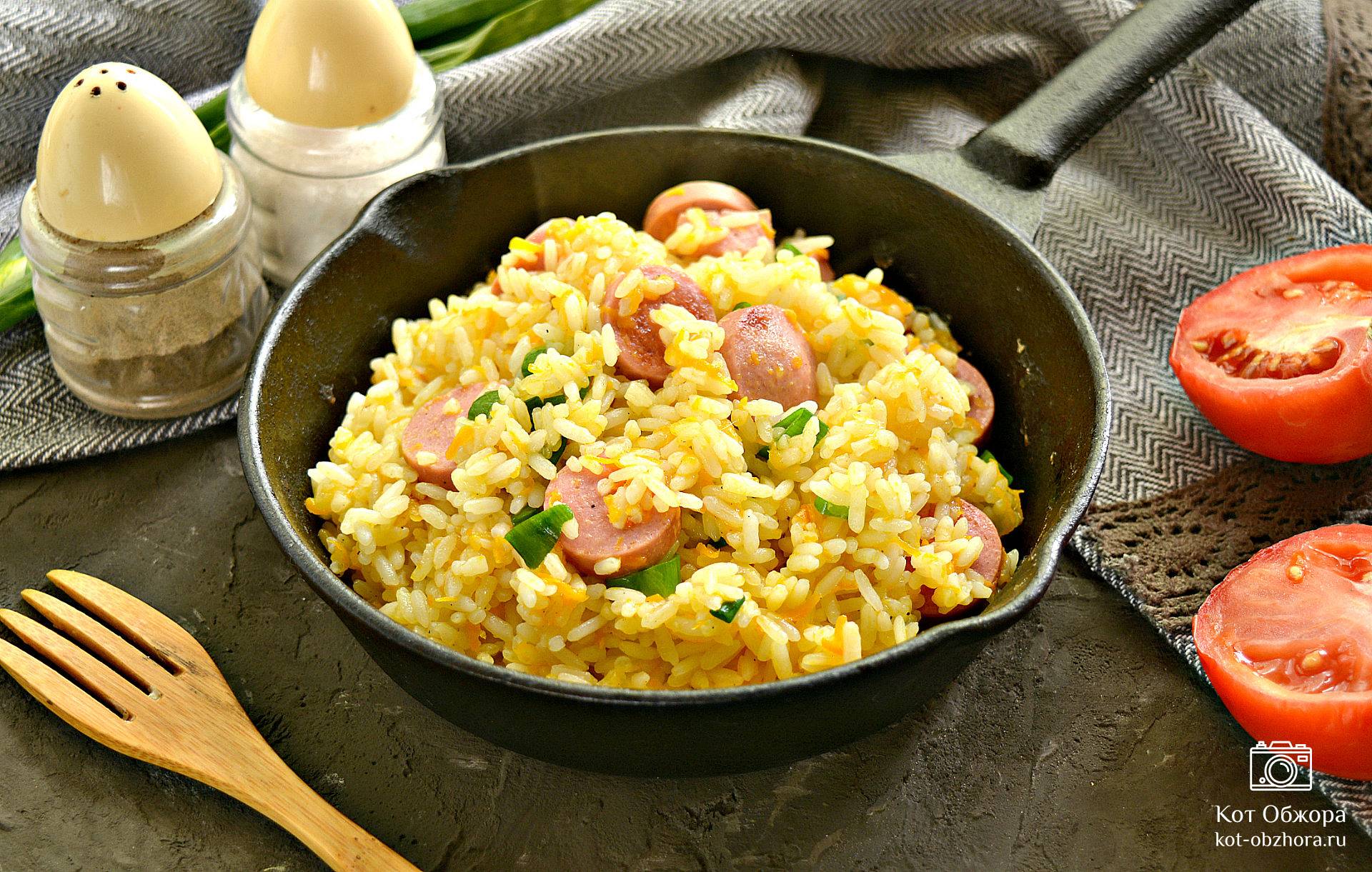 Жареный рис с кукурузой и яйцом