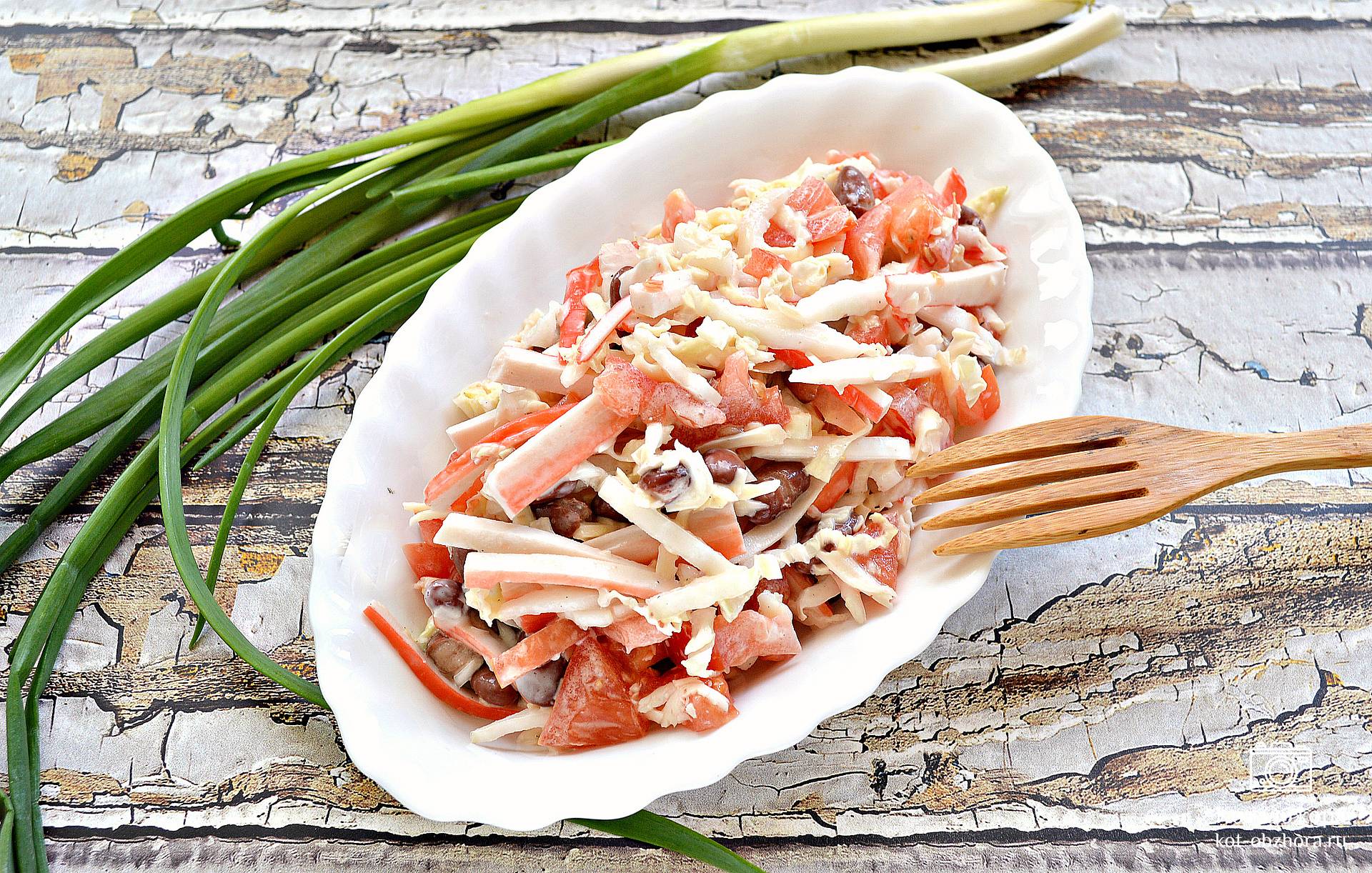 Салат с крабовыми палочками, фасолью, огурцом и яйцом - простой рецепт с пошаговыми фото