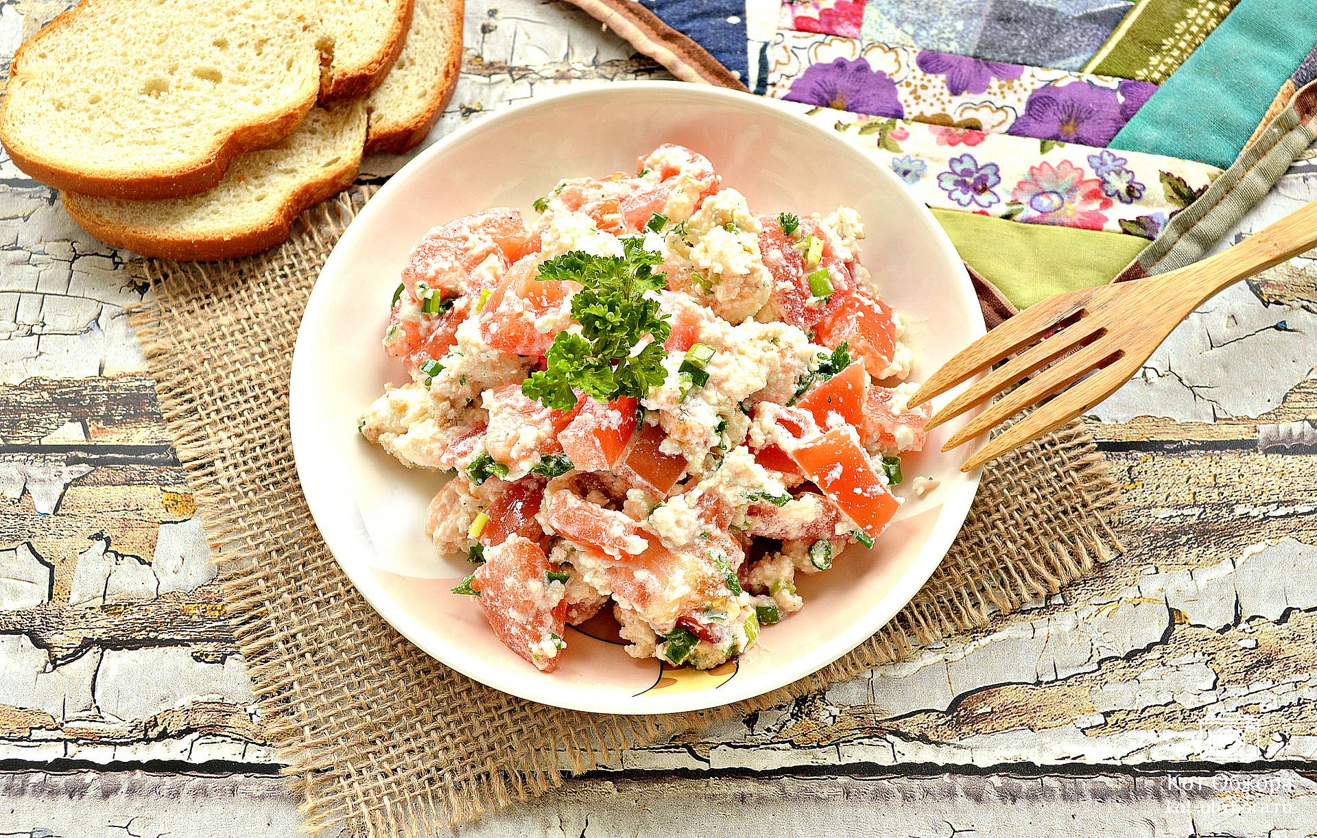 Салат с крабовыми палочками, творогом и огурцом