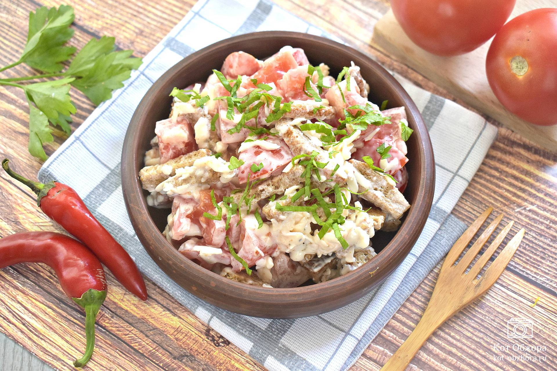 Рецепт: Салат из огурцов и помидоров | с чесноком и сухариками
