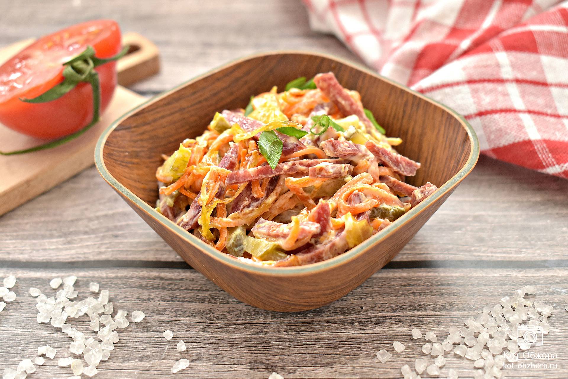 Салат с копченой колбасой и солеными огурцами — рецепт с фото