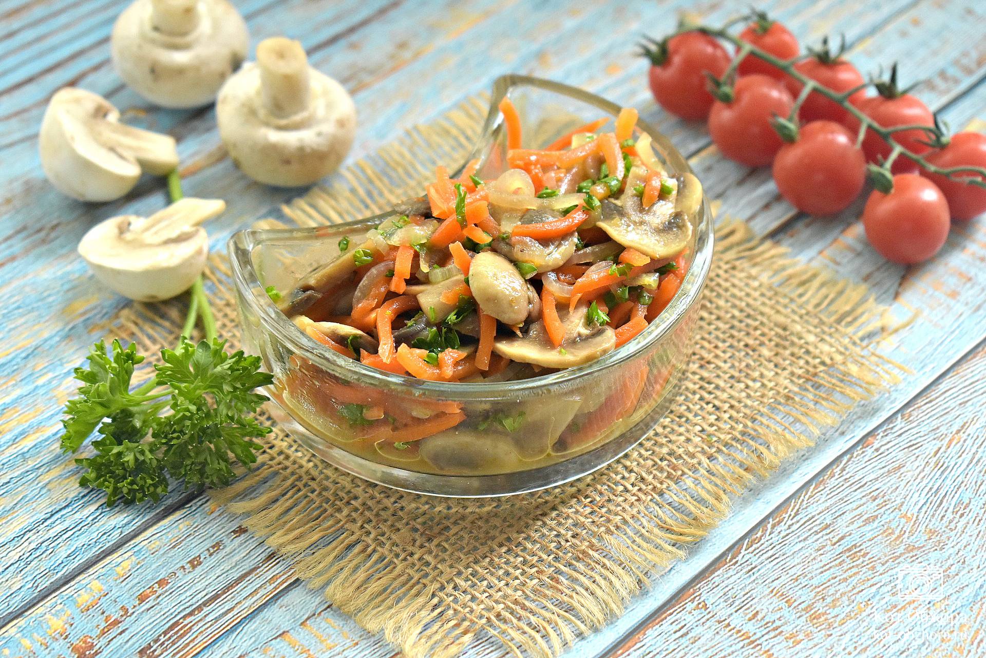 Салат с фасолью, маринованными грибами и корейской морковью | Рецепты с фото