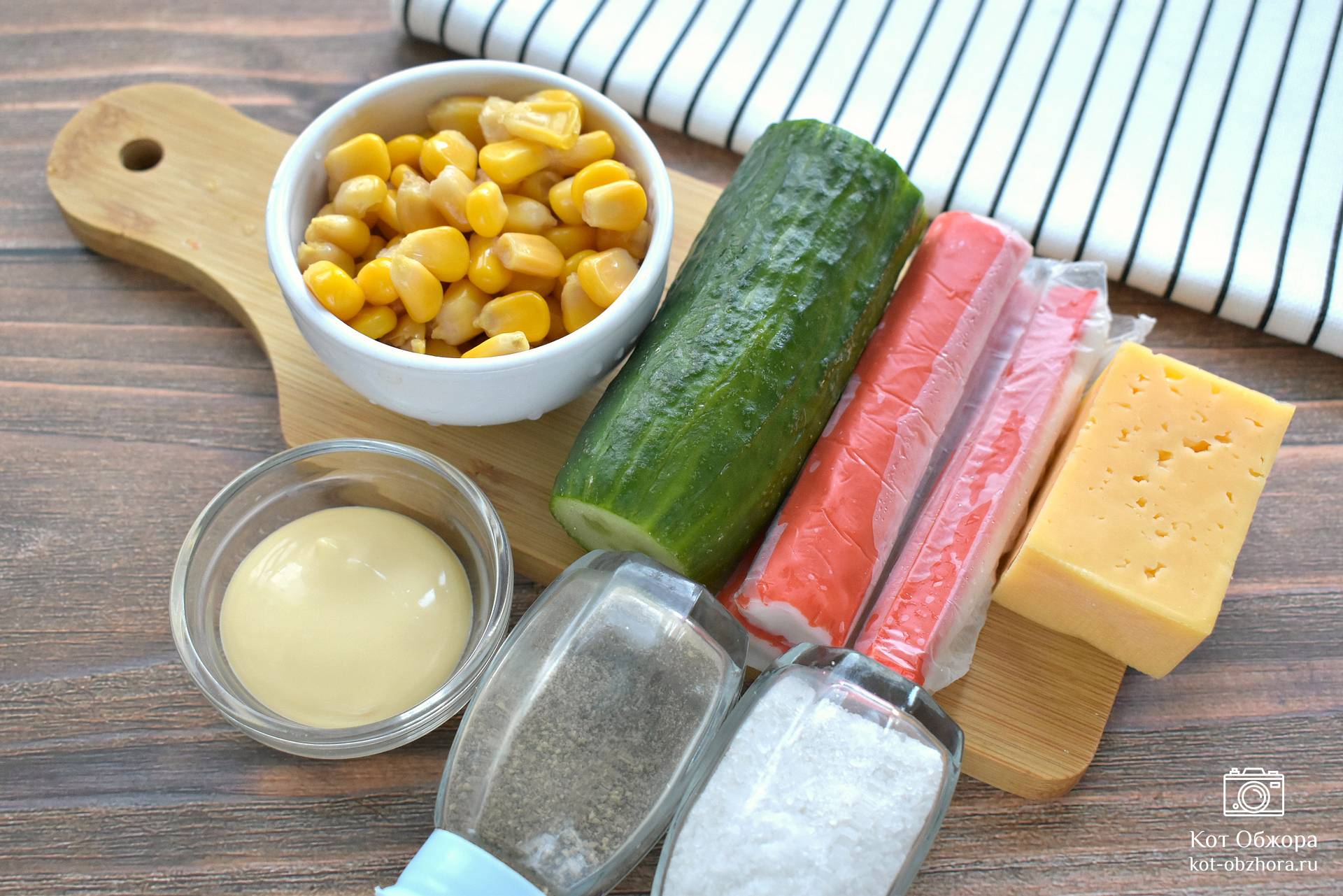 Слоеный салат с крабовыми палочками и сыром