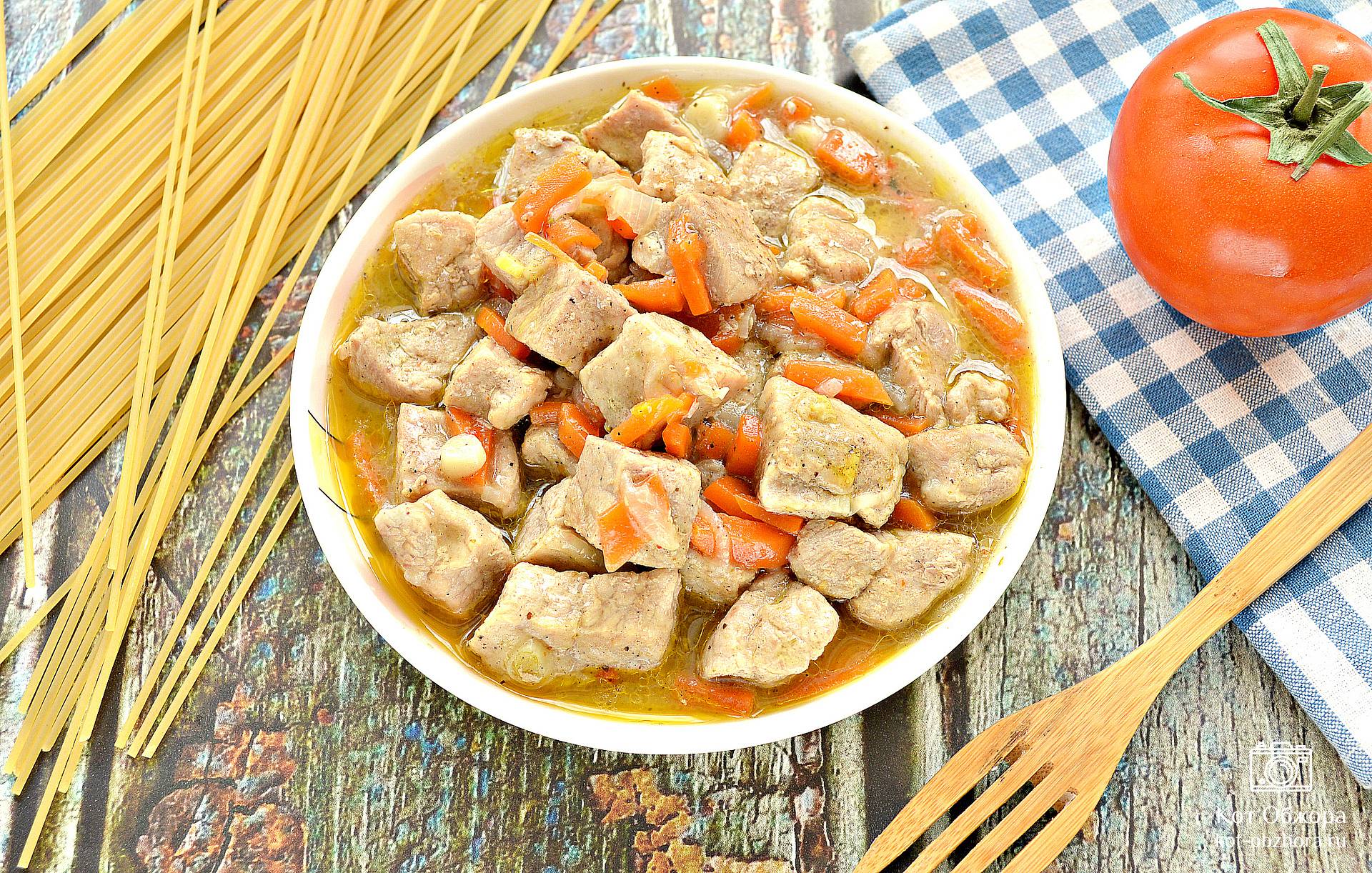 Нехитрое, но вкусное блюдо: тушеная свинина с морковкой и луком