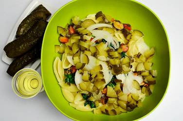 Острые маринованные огурцы режут кубиками
